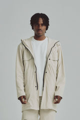 Parka arena hombre con capucha y corte largo, ideal para un look urbano neutro y versátil todo el año