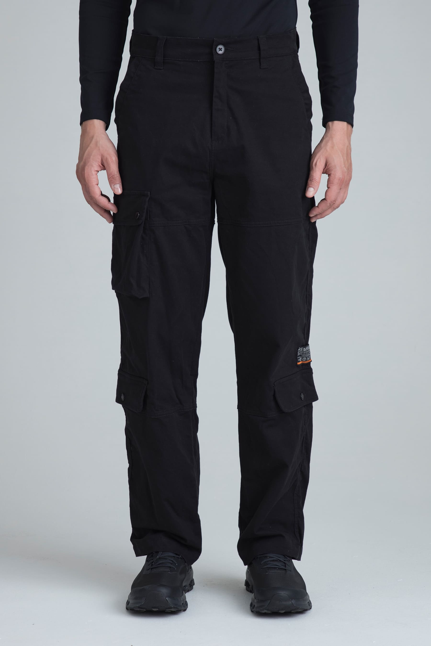 Pantalón negro para hombre Gale regular fit vista frontal en modelo