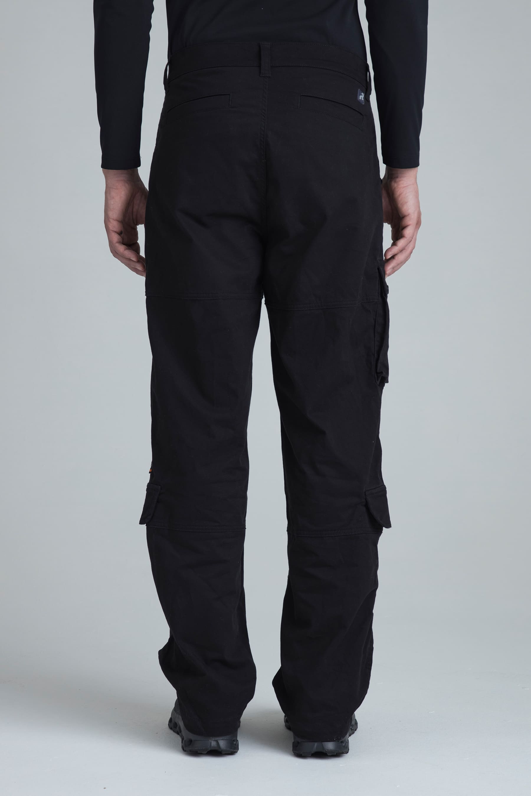 Pantalón negro para hombre Gale regular fit vista posterior