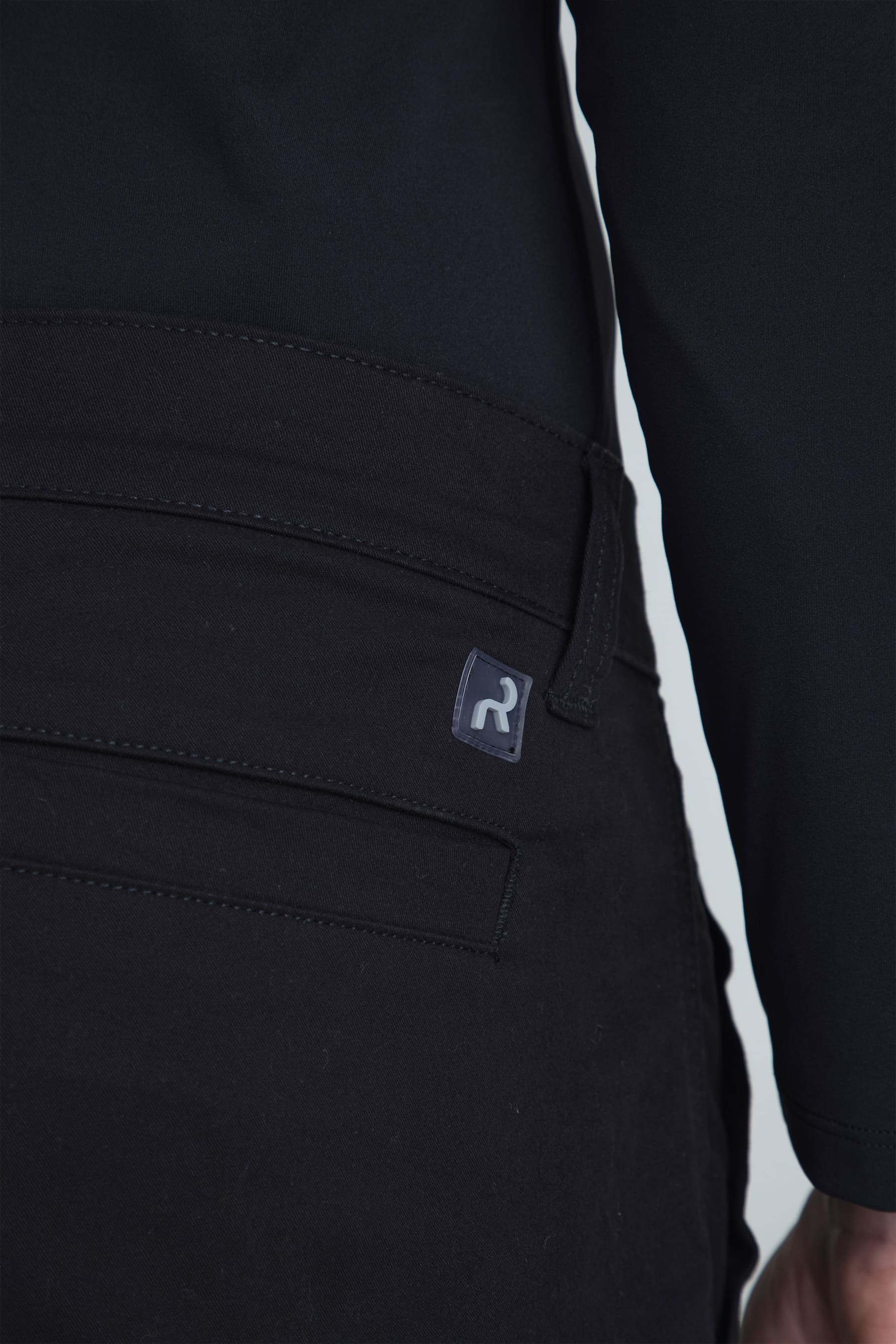 Pantalón negro para hombre Gale regular fit detalle de bolsillo lateral