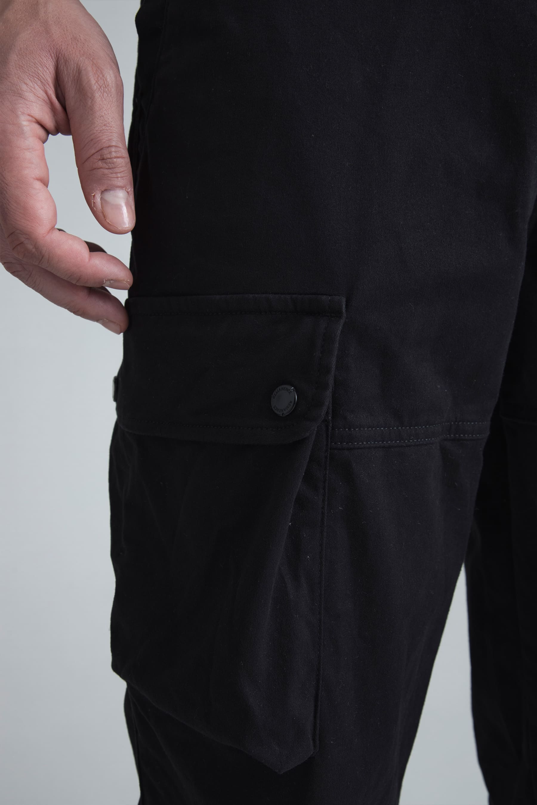 Pantalón negro para hombre Gale regular fit detalle de bolsillo con broche