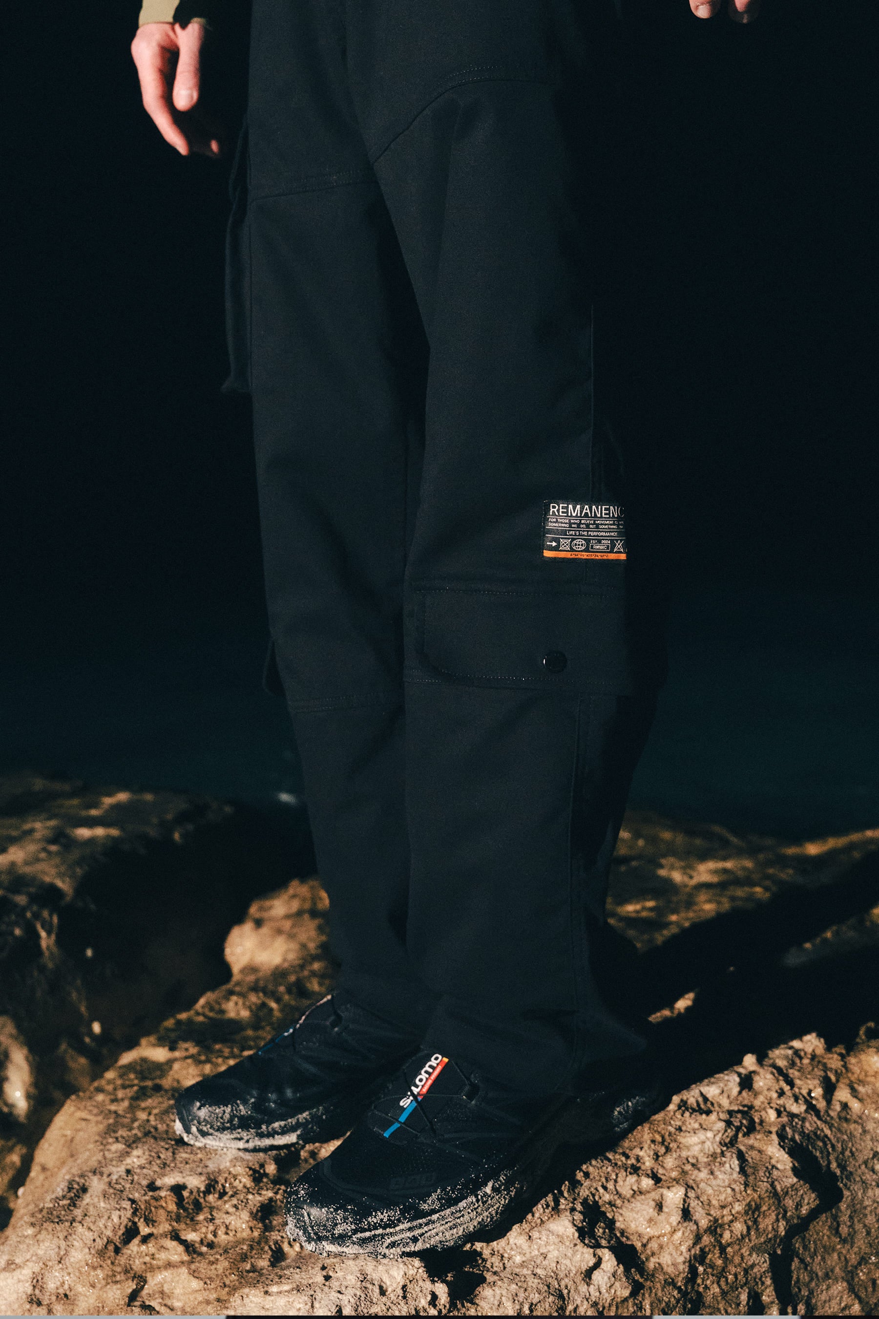 Pantalón negro para hombre Gale regular fit en modelo outdoor