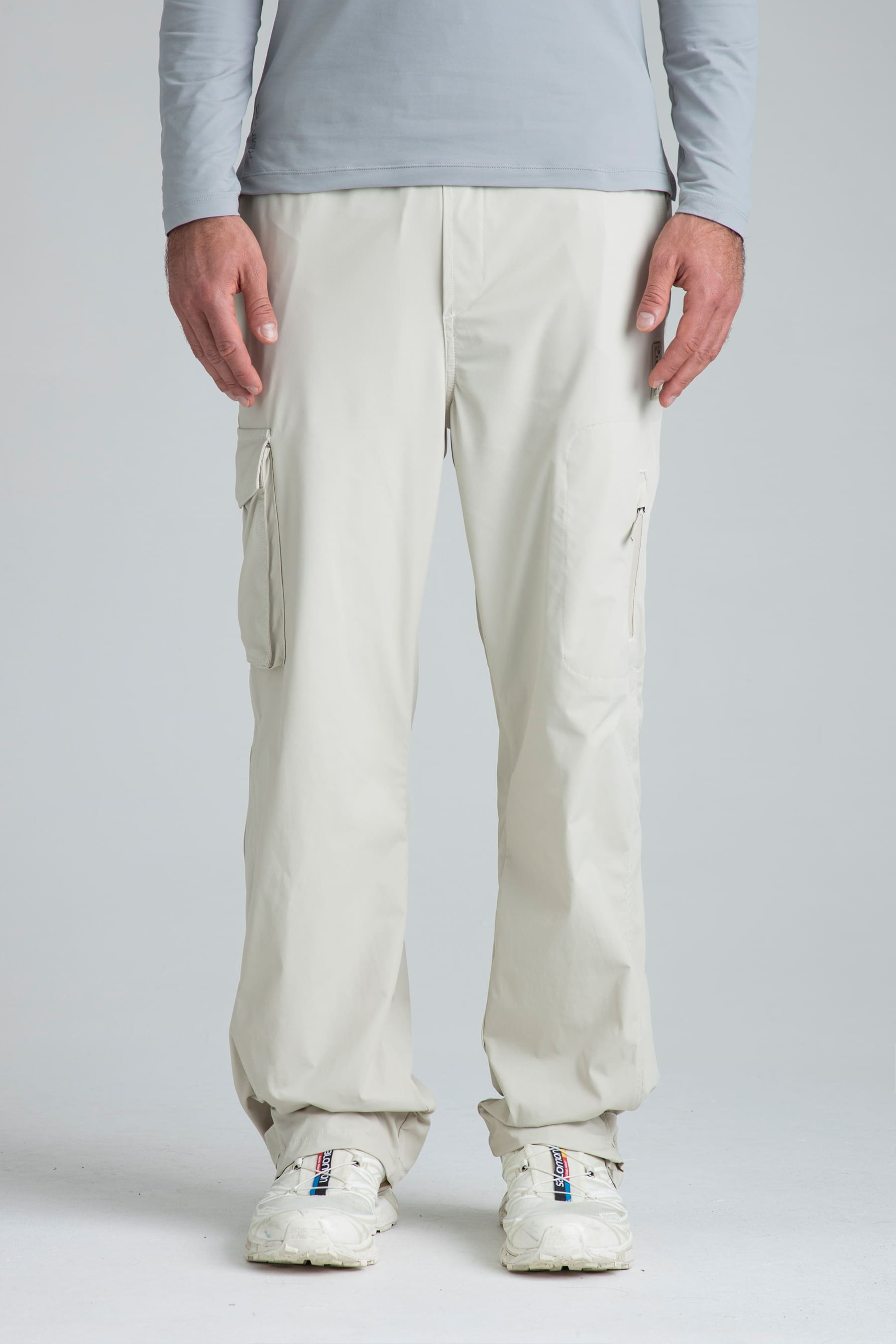 Pantalón arena para hombre Iron vista frontal en modelo