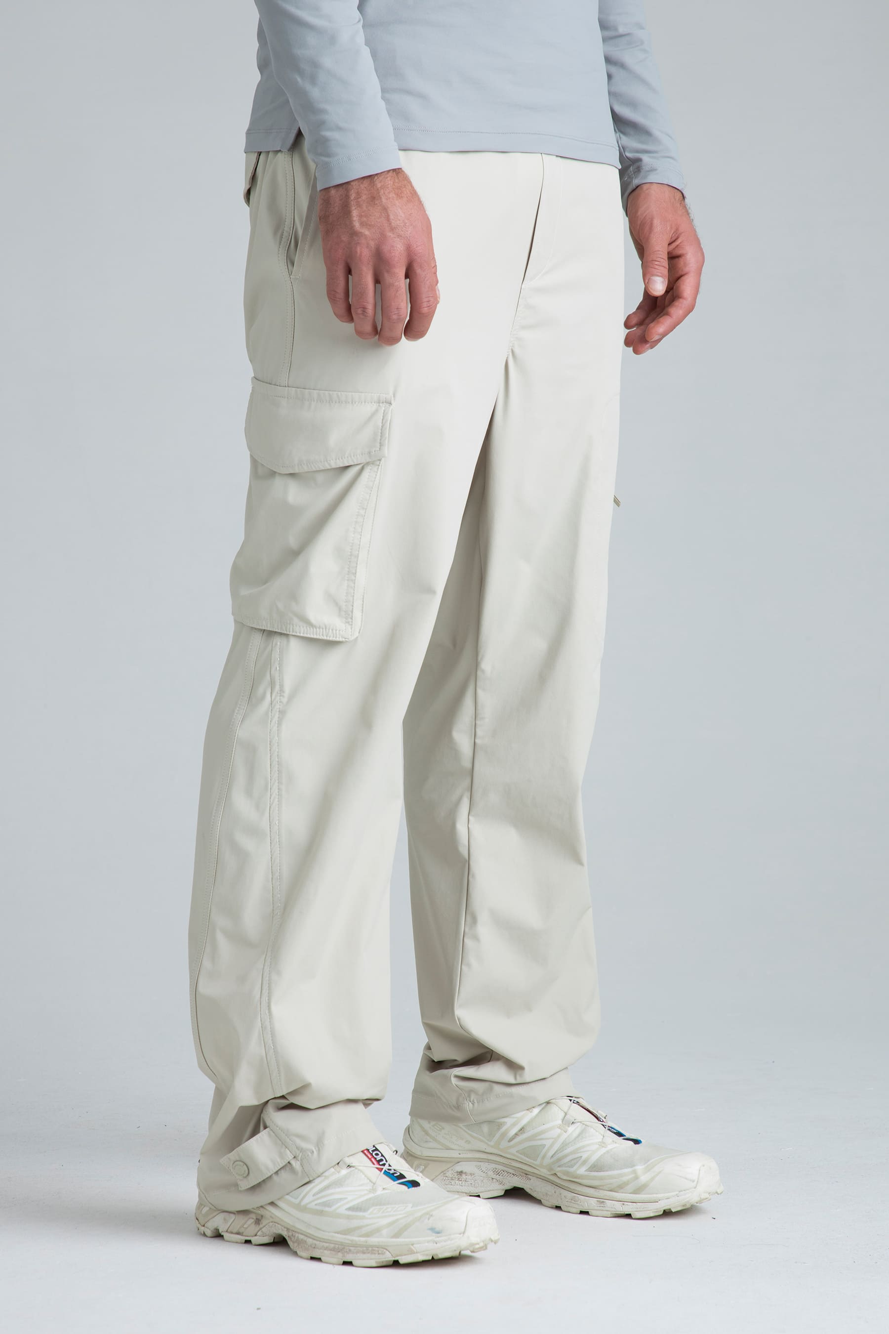 Pantalón arena para hombre Iron vista lateral en modelo