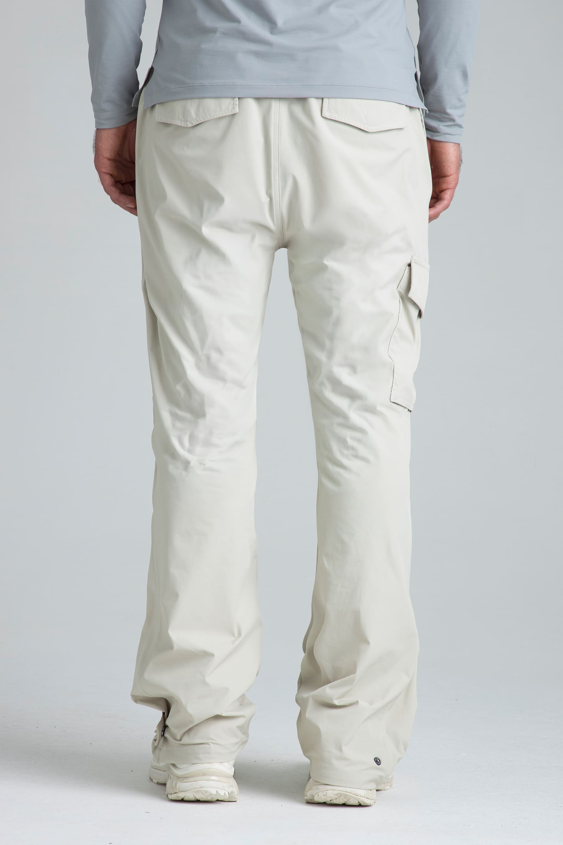 Pantalón arena para hombre Iron vista posterior en modelo
