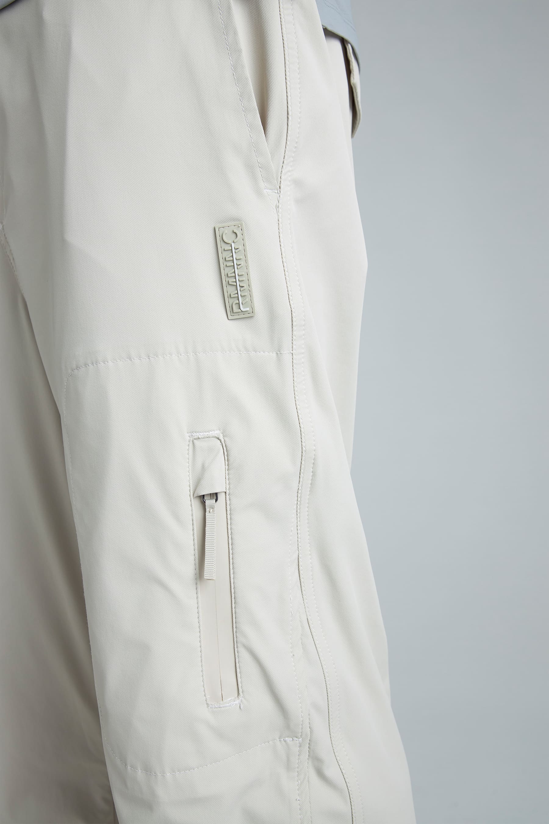 Detalle bolsillo con cremallera water repellent 