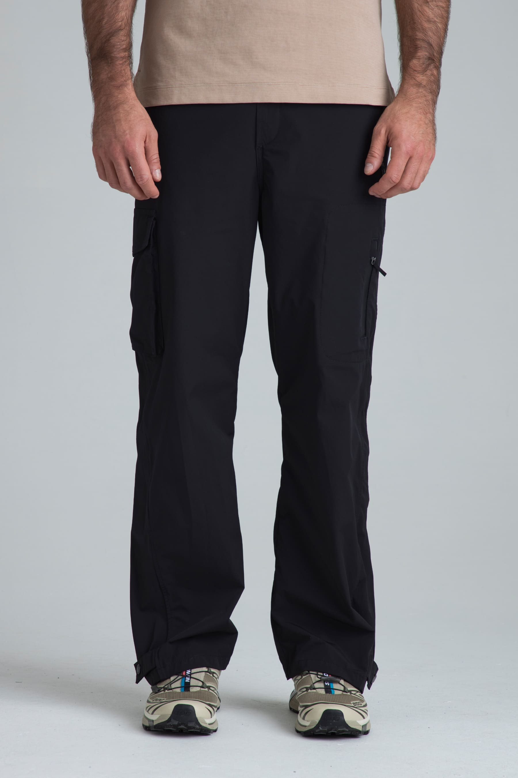 Pantalón chino verde oliva para hombre Stellar vista frontal en modelo