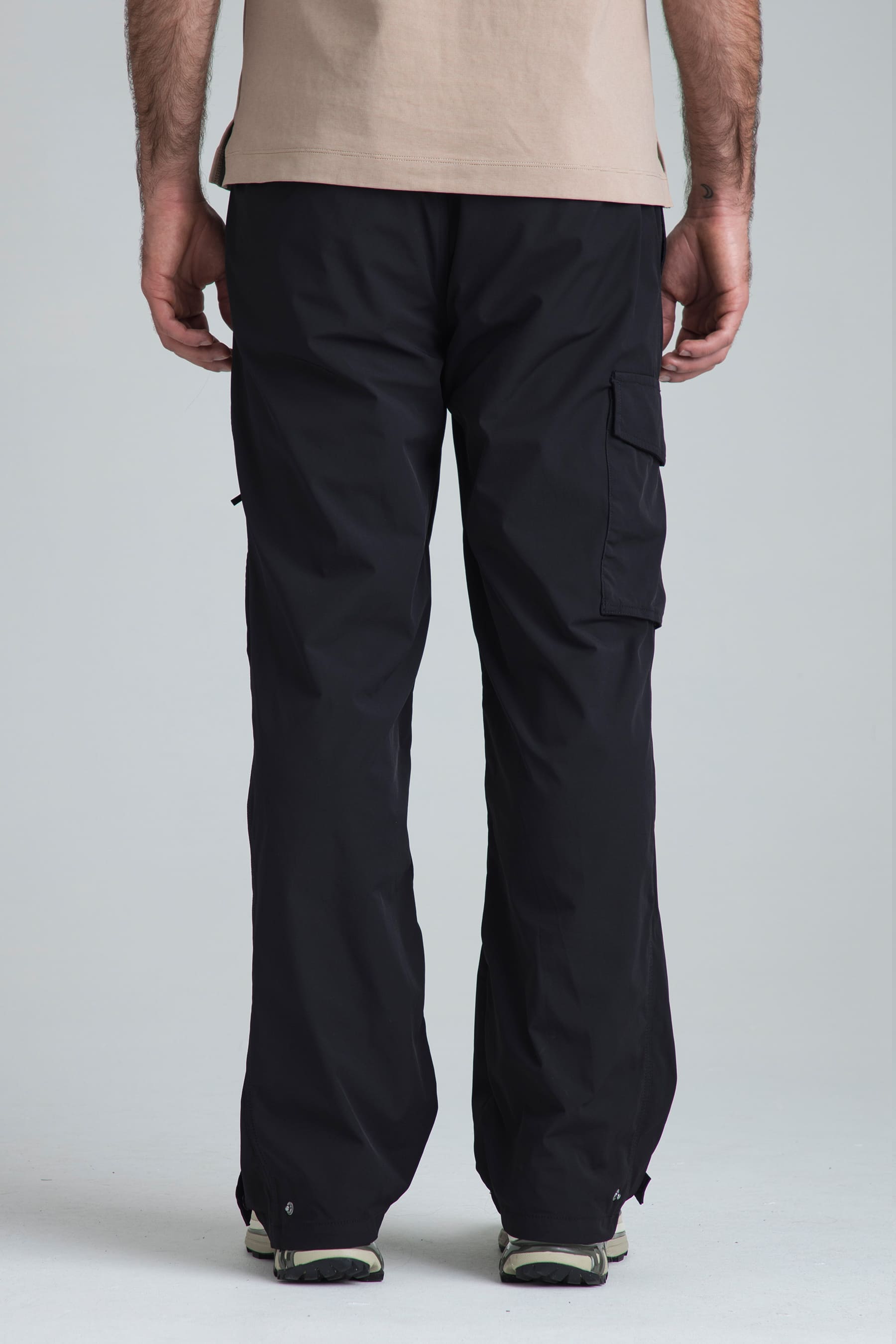 Pantalón negro para hombre Iron vista posterior en modelo