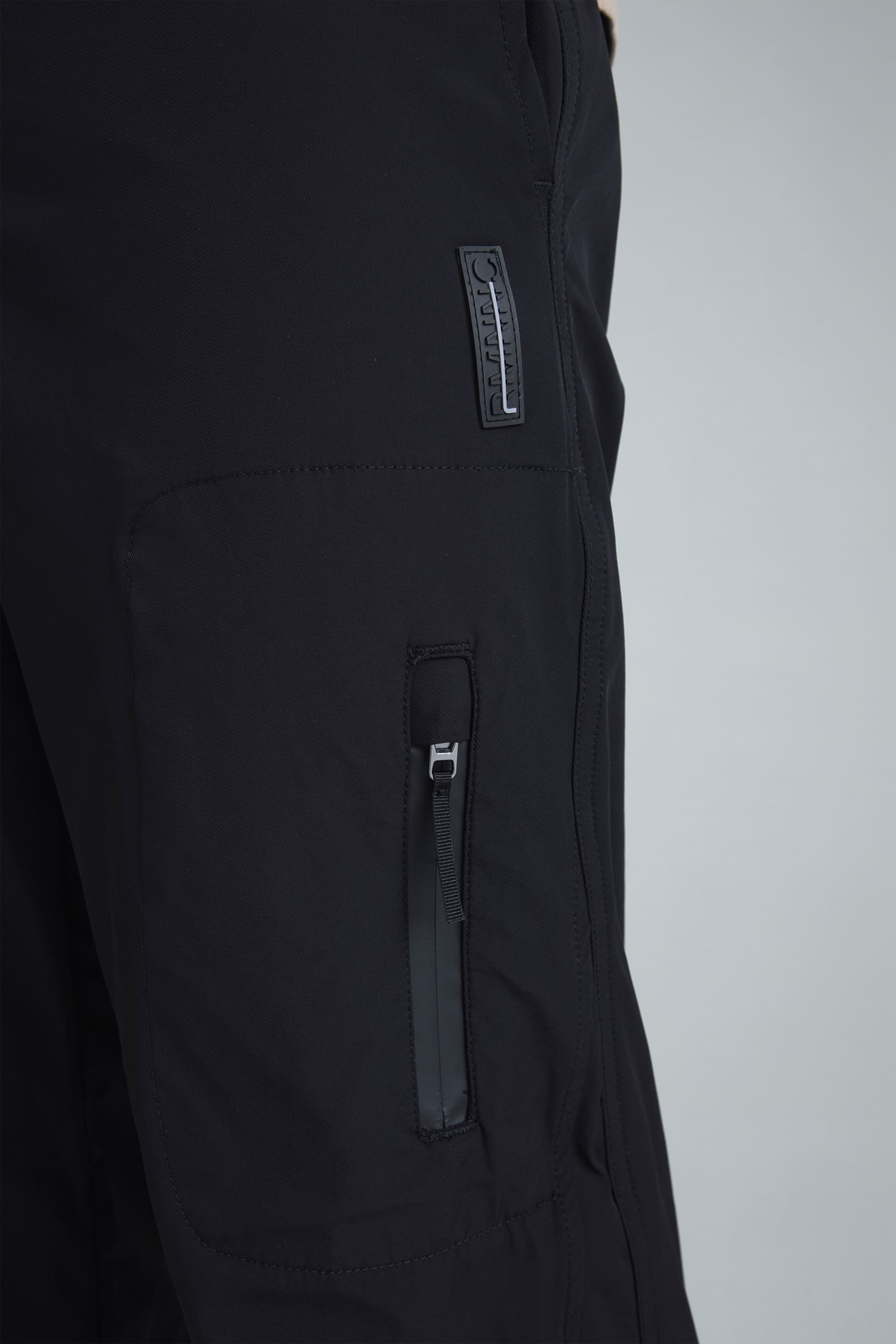 Detalle bolsillo con cremallera water repellent 
