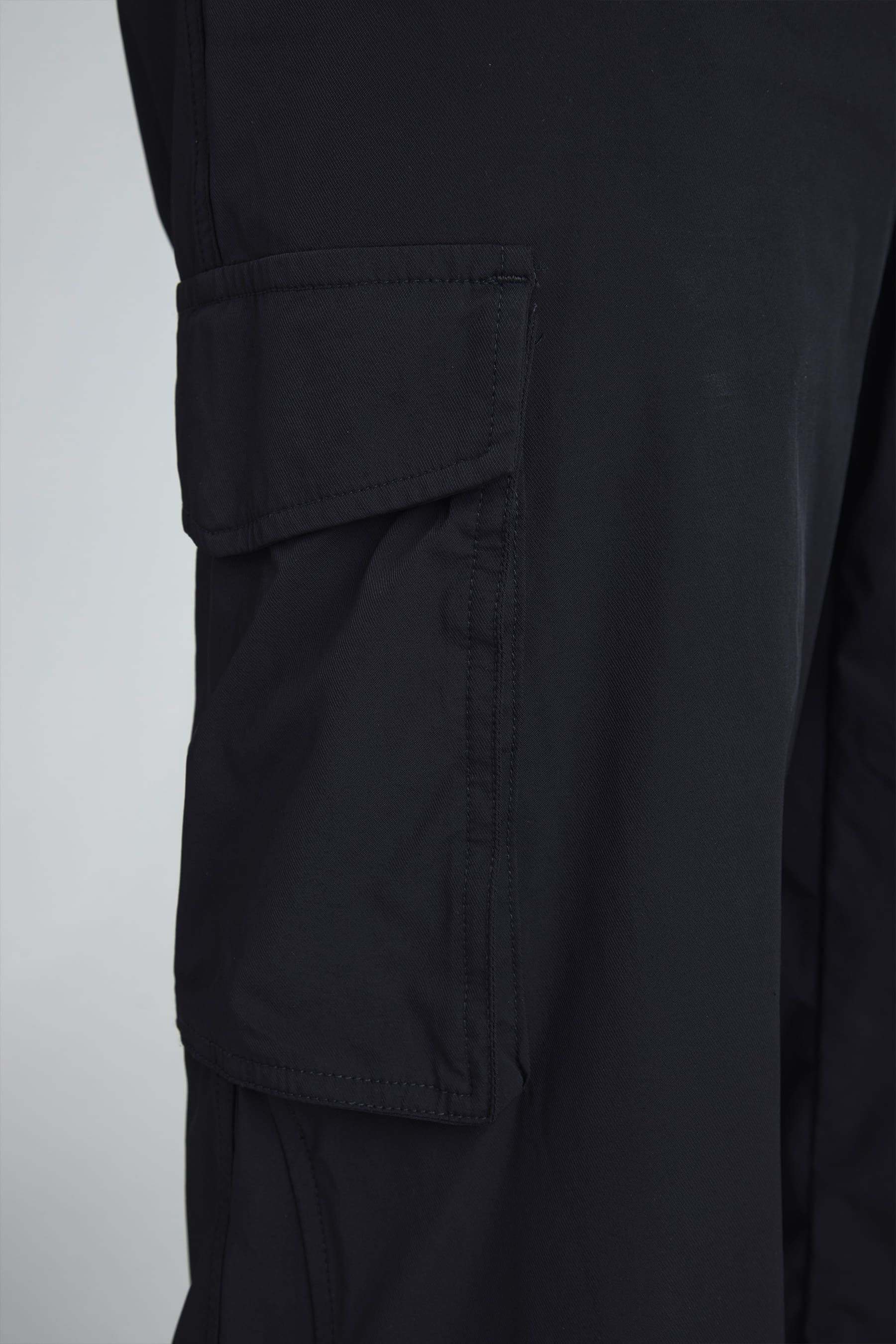 Pantalón negro para hombre detalle de bolsillo lateral