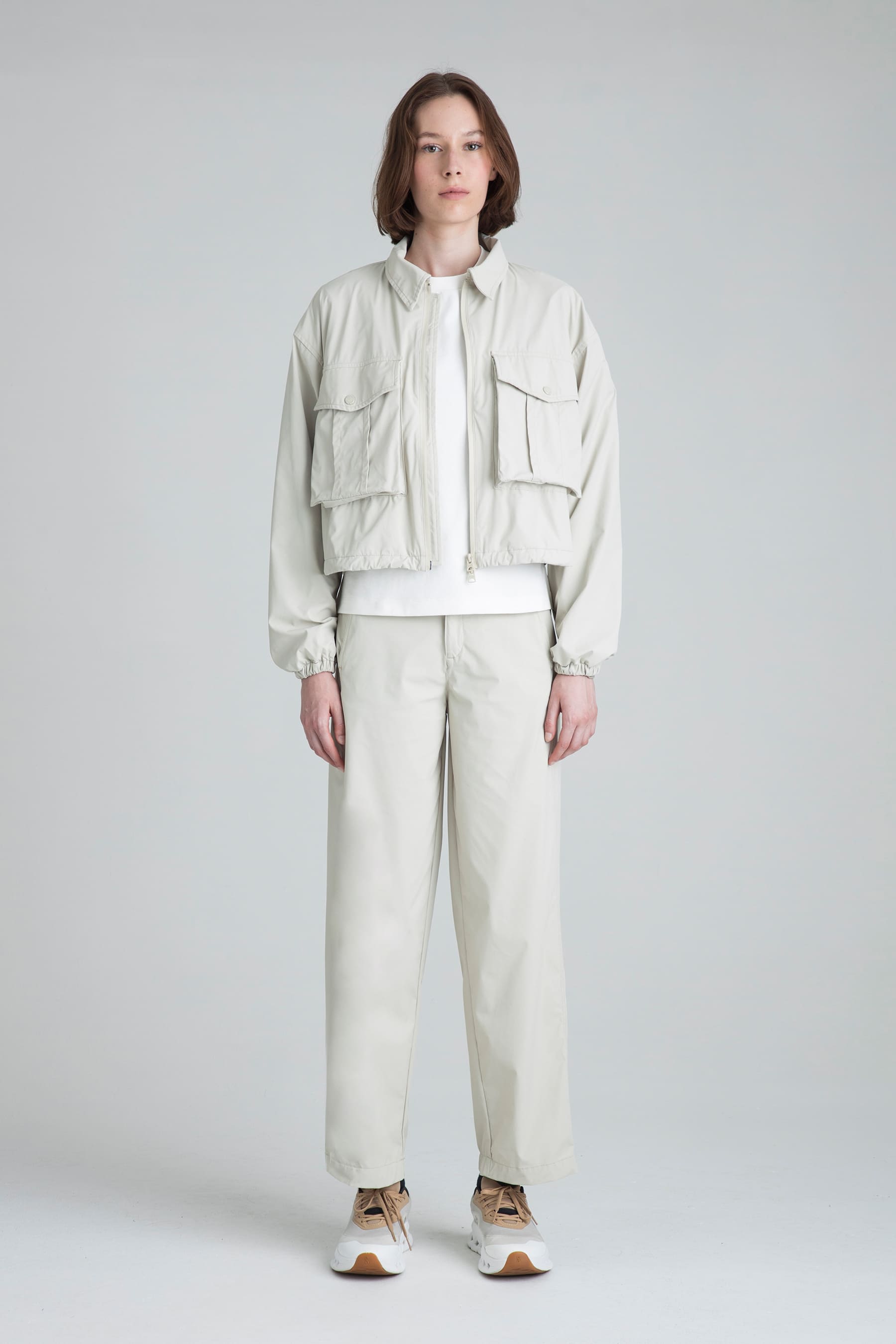 Pantalón recto arena para mujer Mist con chaqueta arena remanence.