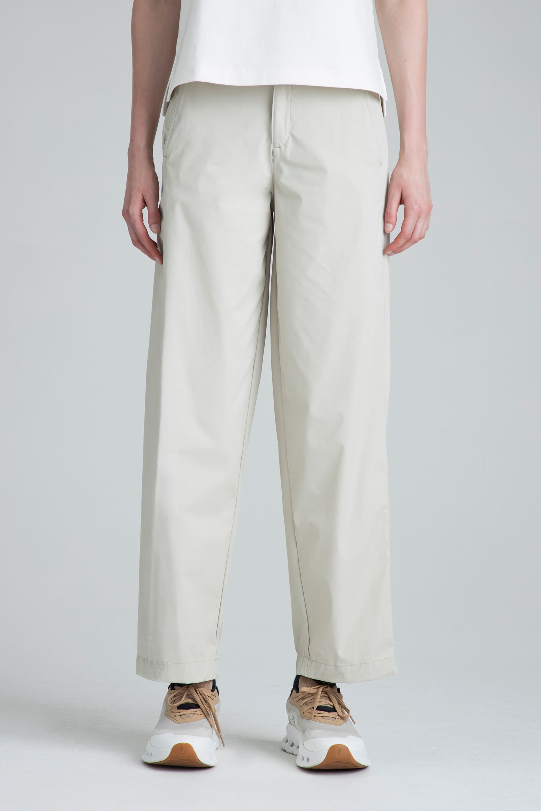 Pantalón recto arena para mujer Mist detalle frontal en modelo