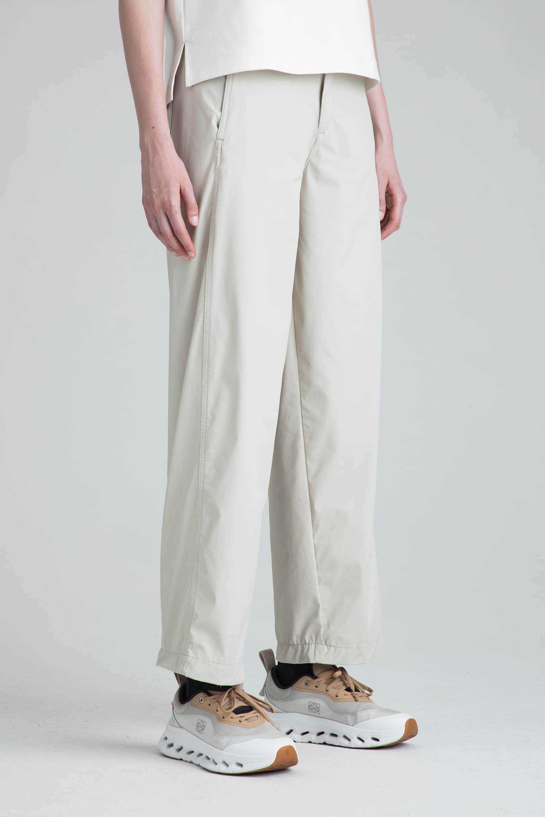 Pantalón recto arena para mujer Mist perfil latera en modelo