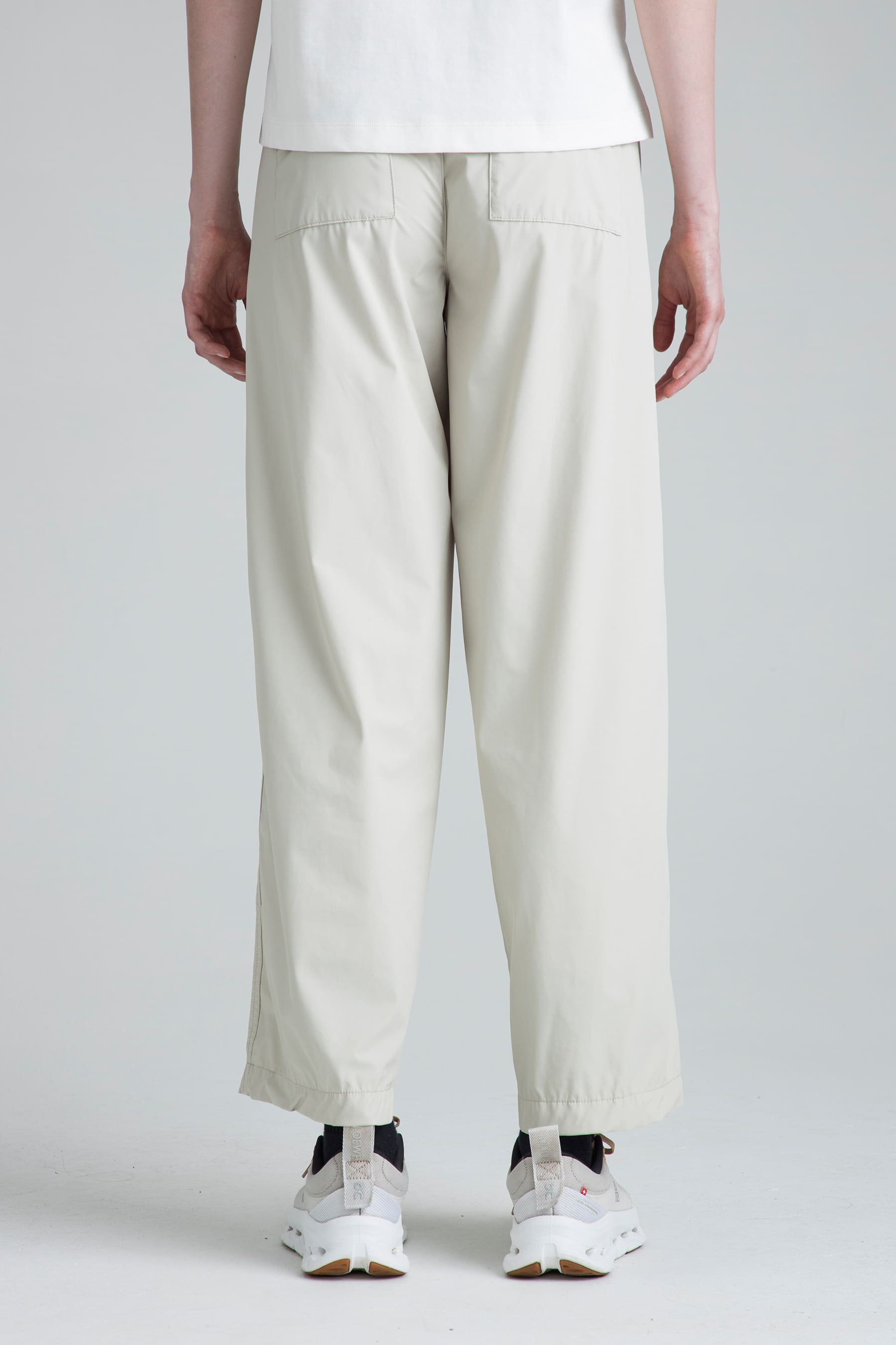 Pantalón recto arena para mujer Mist vista posterior en modelo