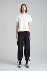 Pantalón parachute negro para mujer Noir con camiseta blanca remanence.