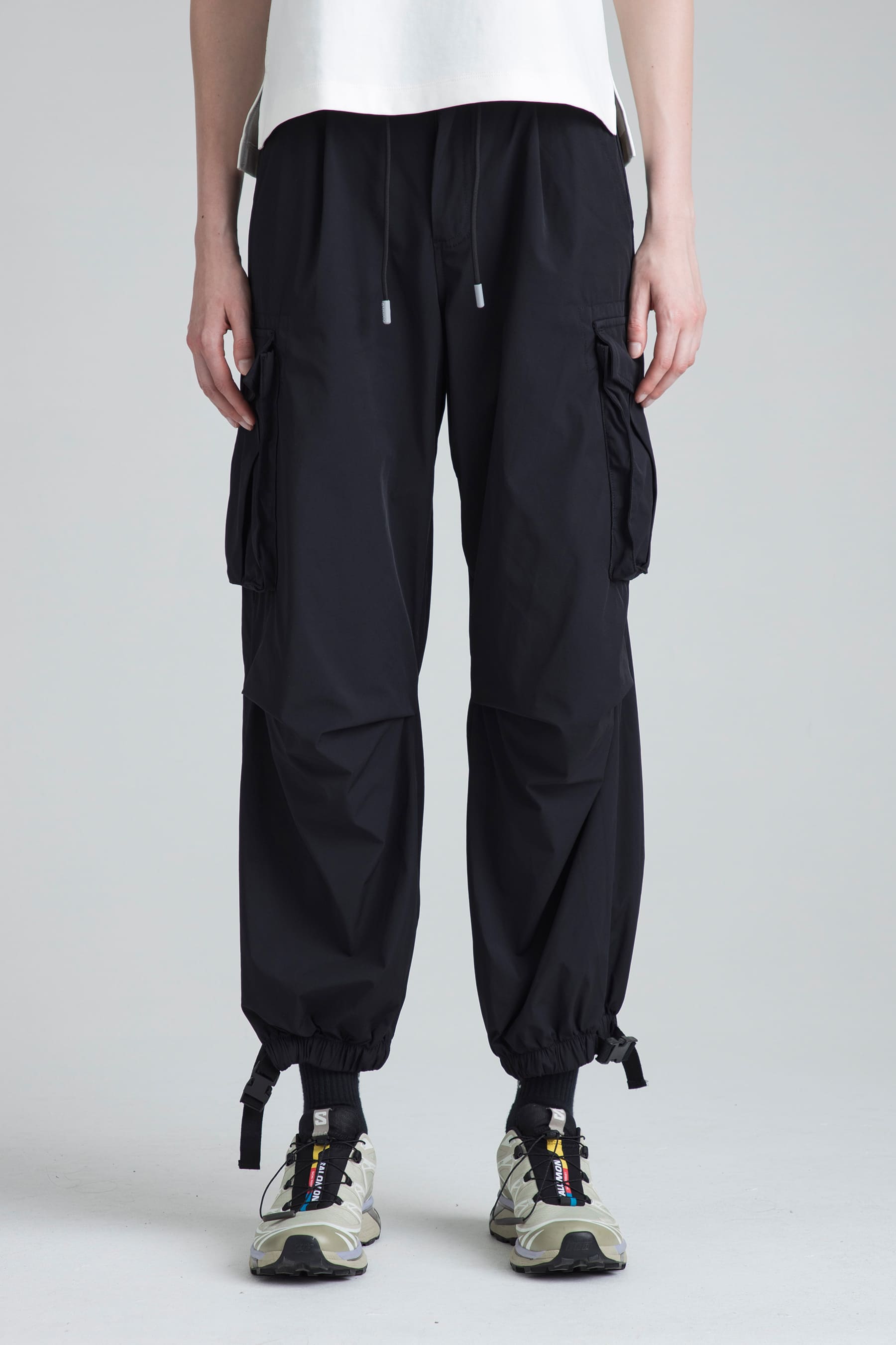 Pantalón parachute negro para mujer Noir vista frontal en modelo