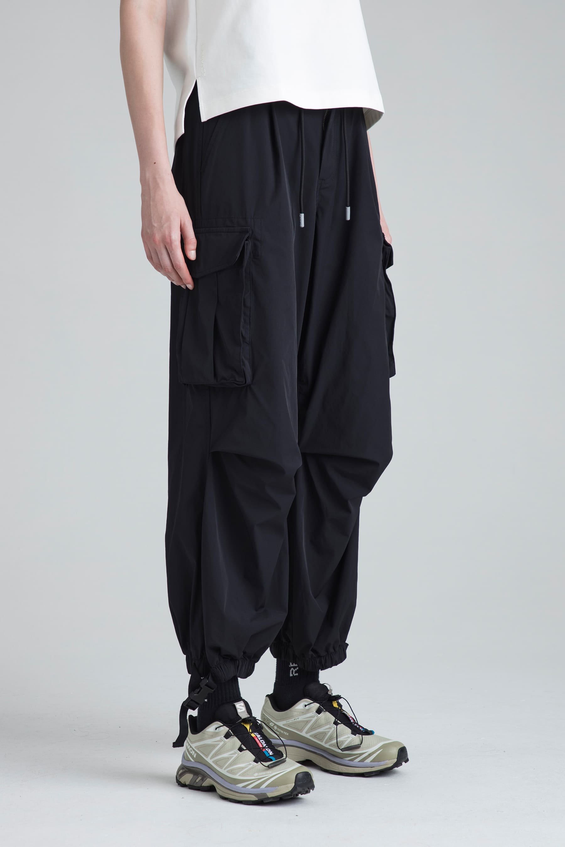 Pantalón parachute negro para mujer Noir perfil lateral femenino