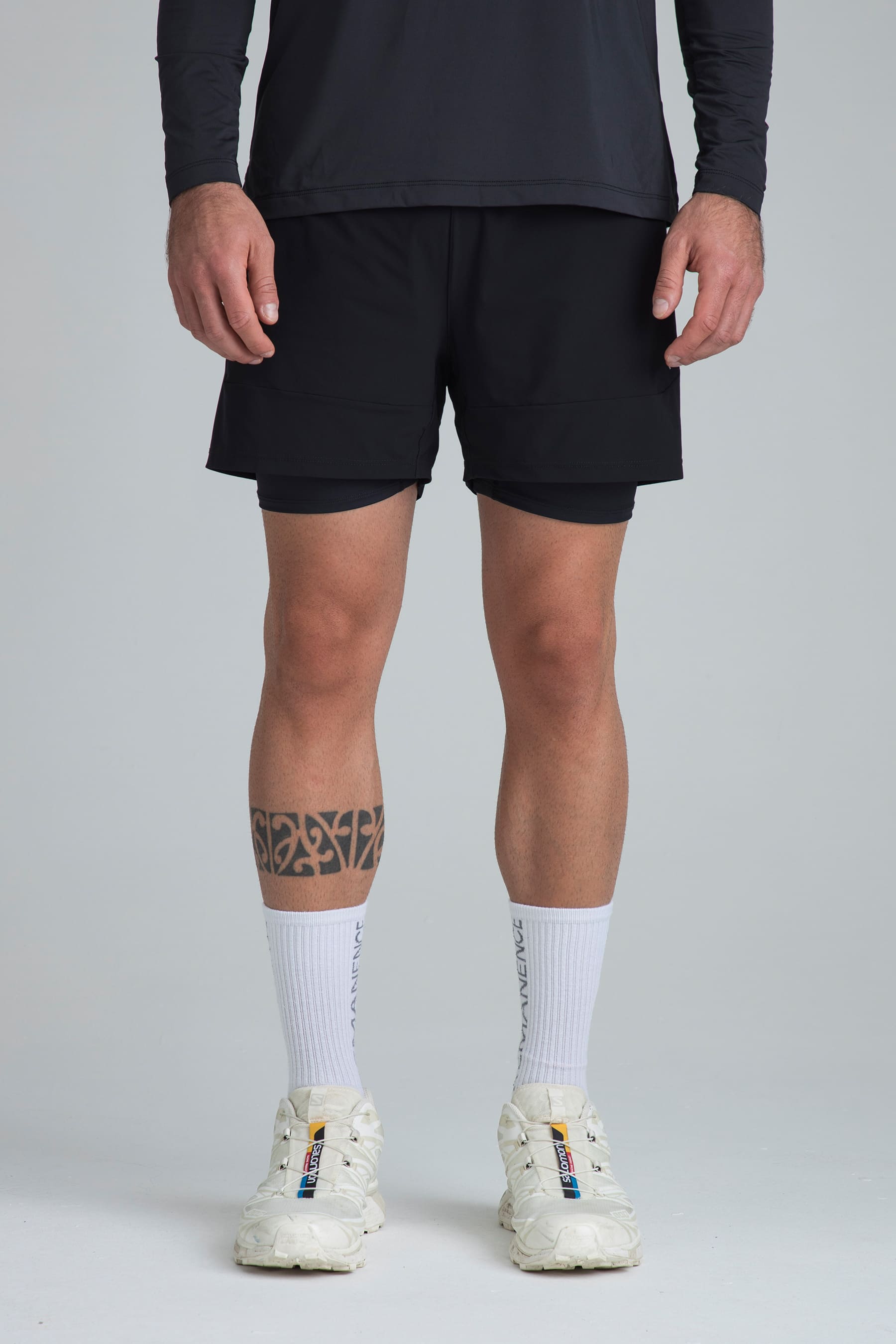 Short negro para hombre Hold semifitted vista frontal en modelo