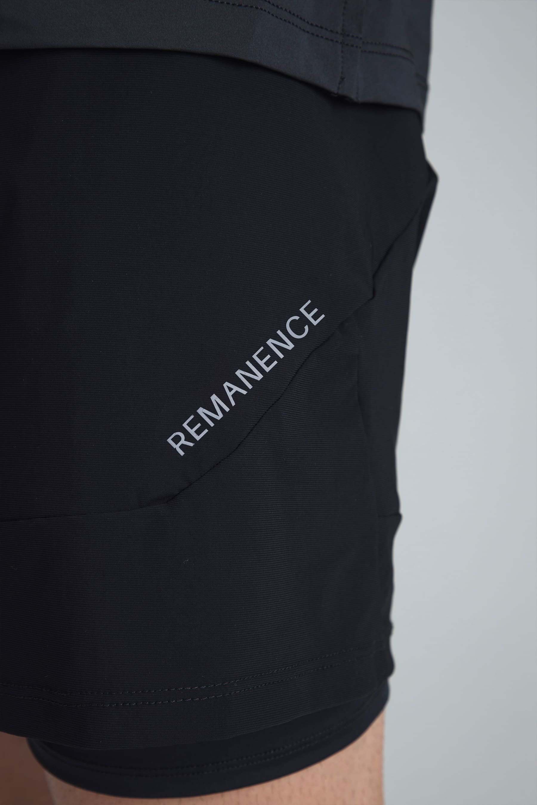 Short negro para hombre Hold semifitted detalle de logo