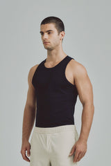 Tank top negro de corte slim, sin mangas y cuello redondeado, se ajusta al cuerpo sin limitar el movimiento