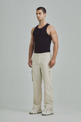 Pantalón arena para hombre semi fit con diseño ergonómico, ideal para climas cálidos y uso urbano activo