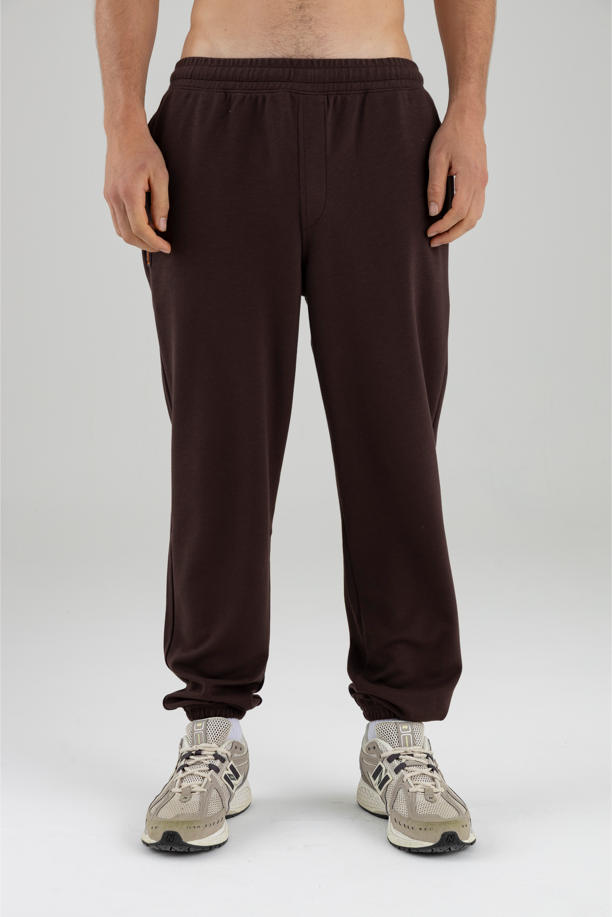 Jogger café para hombre, vista frontal completa, ajuste semi fit.