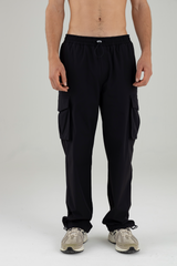 Pantalón negro parachute con bolsillos cargo y fit relajado.