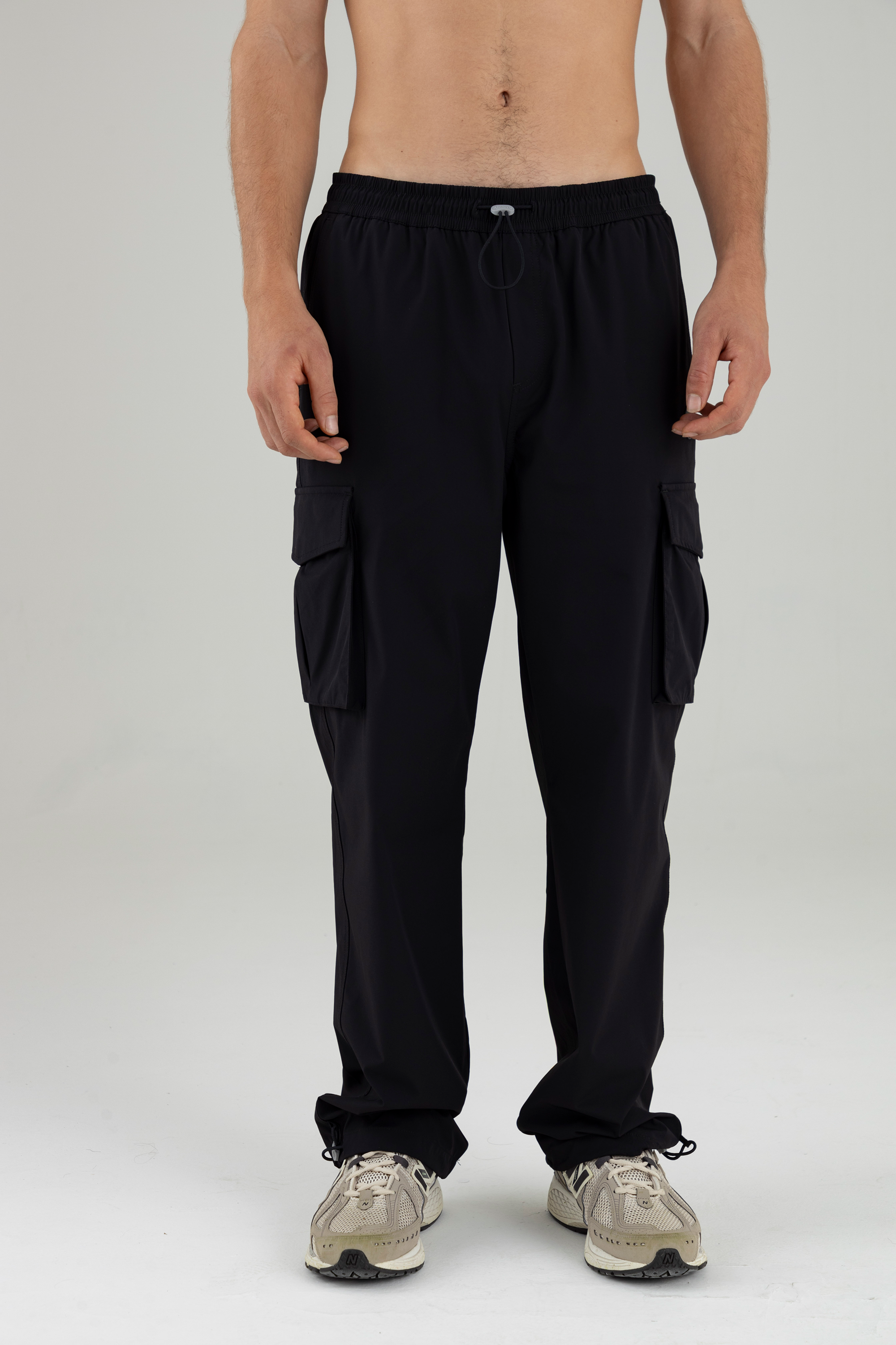 Pantalón negro parachute con bolsillos cargo y fit relajado.