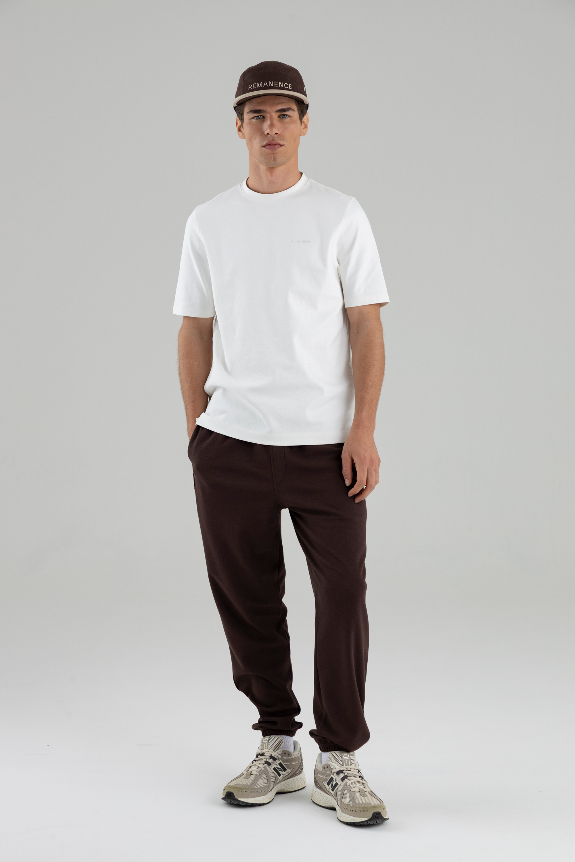 Camiseta blanca, jogger café y gorra café Remanence