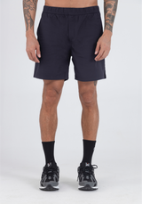 Short negro hombre semi fit con pretina elástica, corte técnico y diseño versátil para uso diario o deportivo