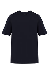 Vista frontal de la t shirt azul noche, diseño recto, cuello redondo y manga corta clásica