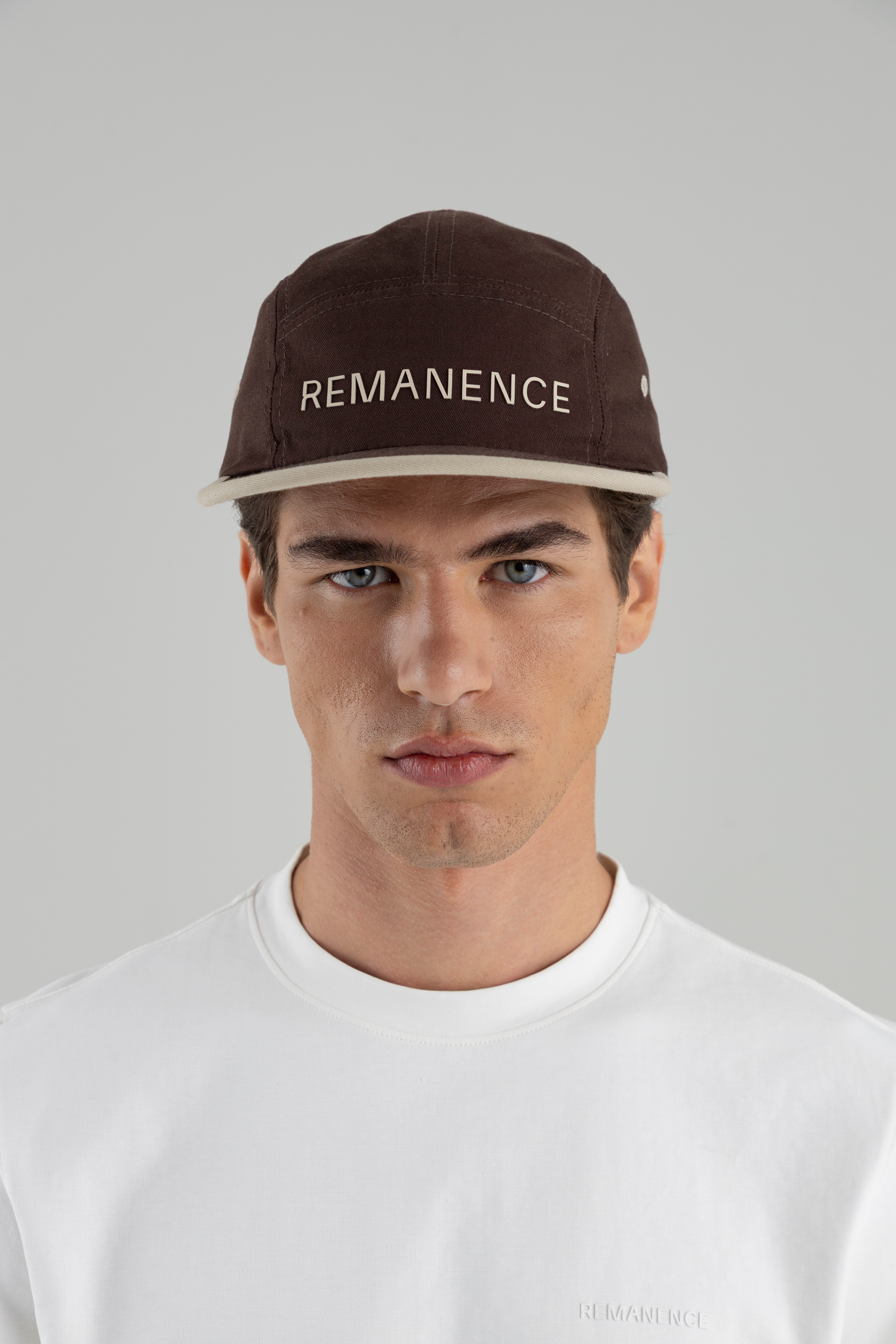 Hombre de frente con la Running Cap café.