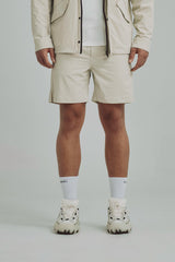 Short arena hombre semi fit con diseño técnico, biker interno oculto y pretina elástica ajustable