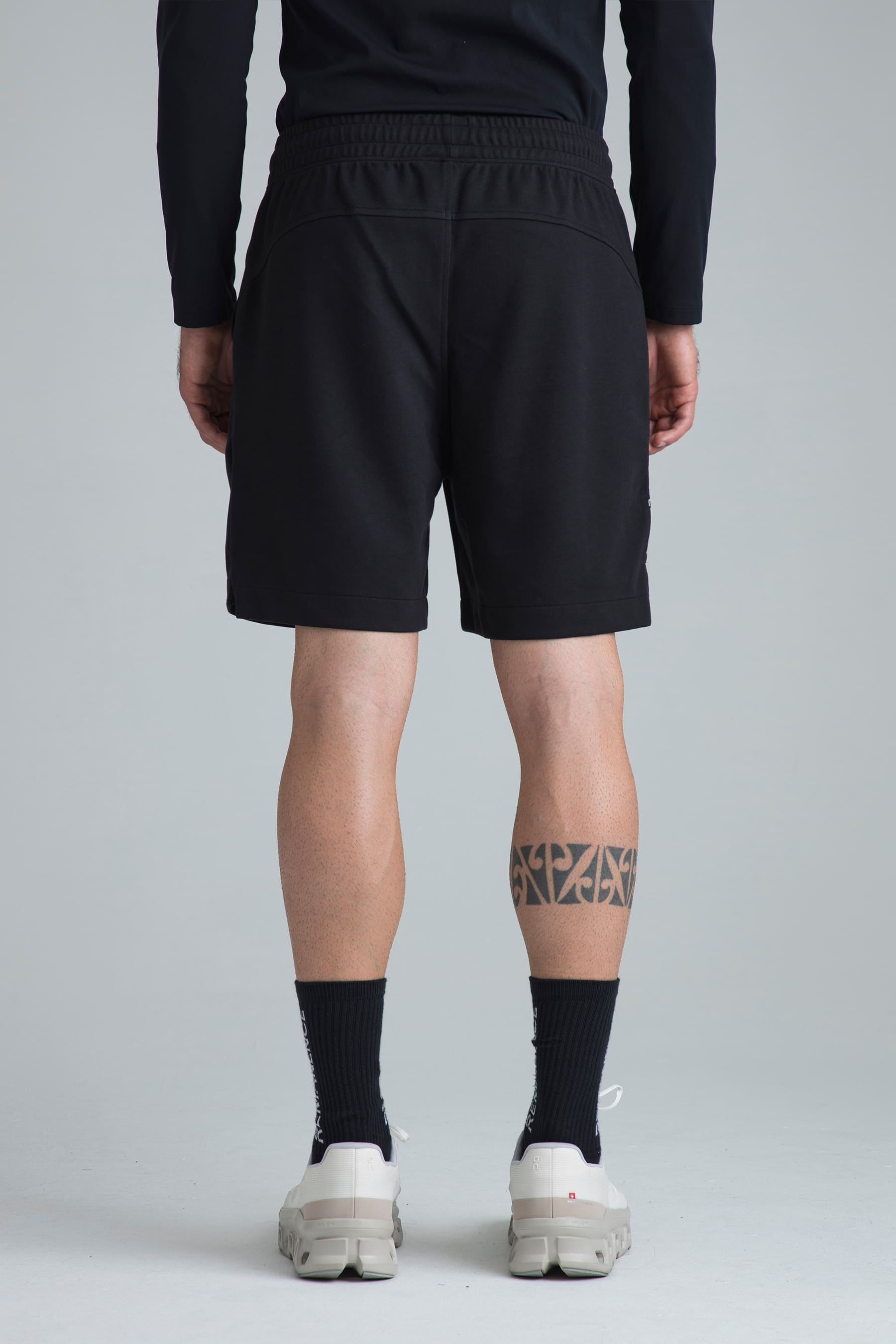 Short negro para hombre Blaze semifitted vista posterior en modelo