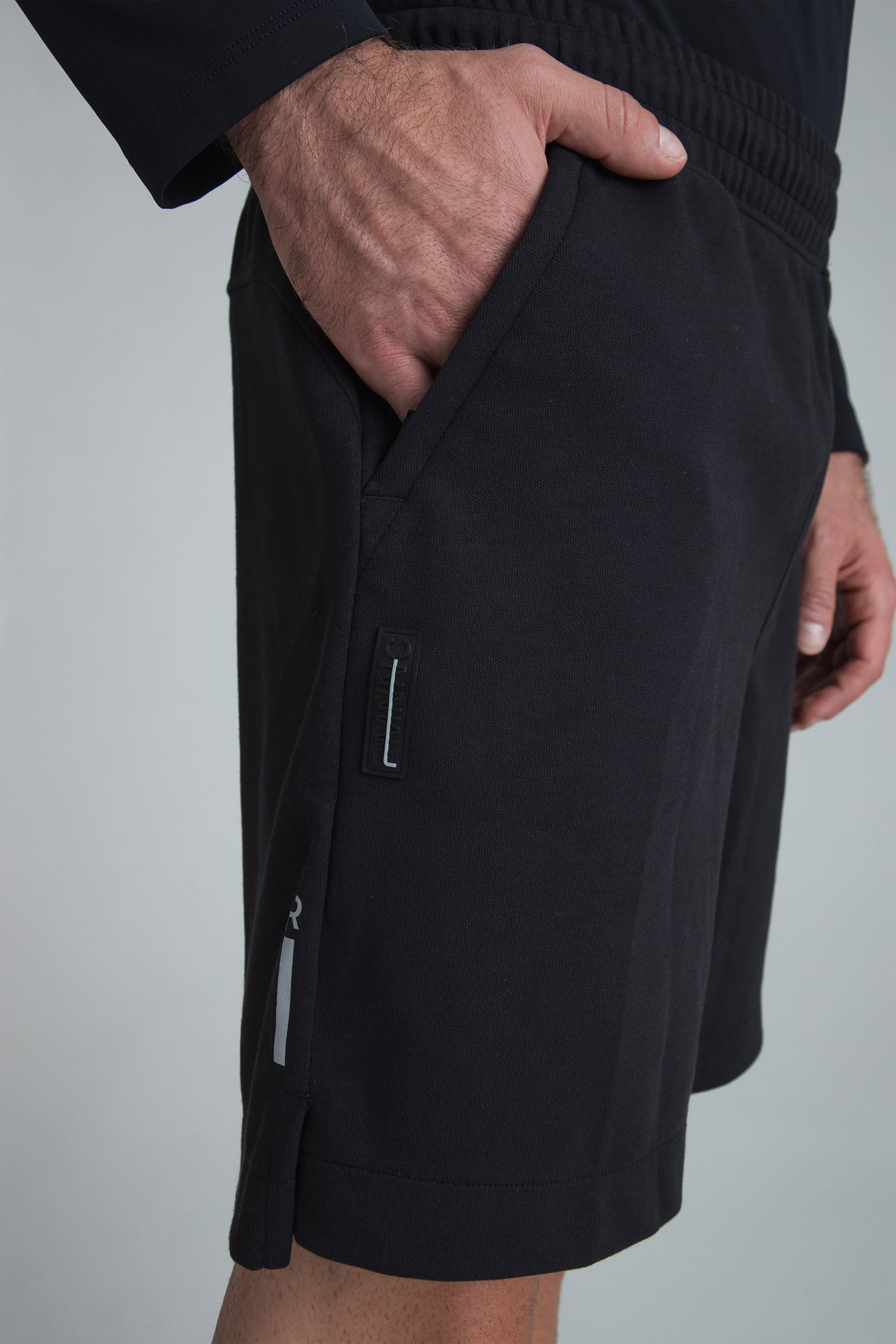 Short negro para hombre Blaze detalle de bolsillo con cremallera
