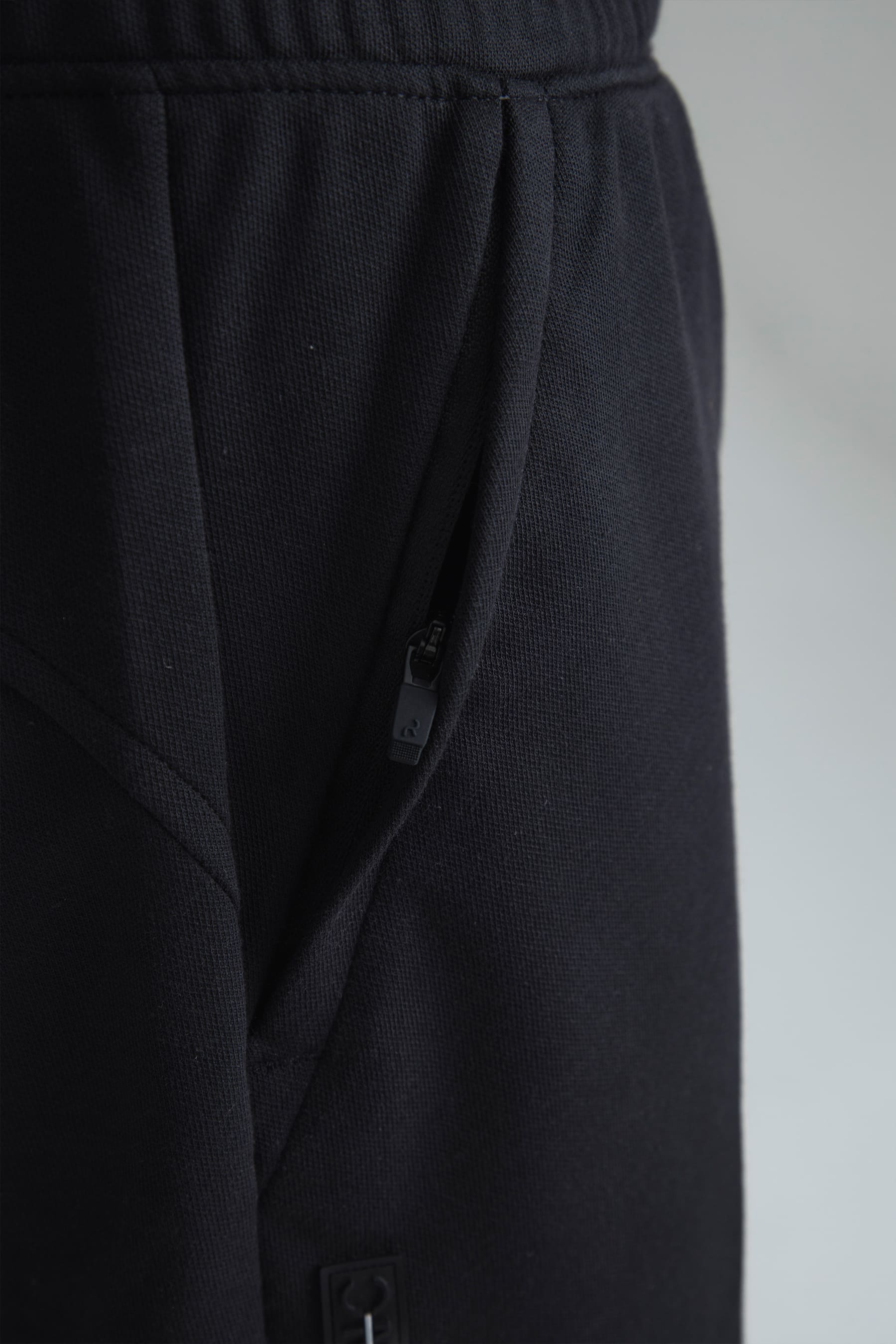 Short negro para hombre detalle aplique reflectivo