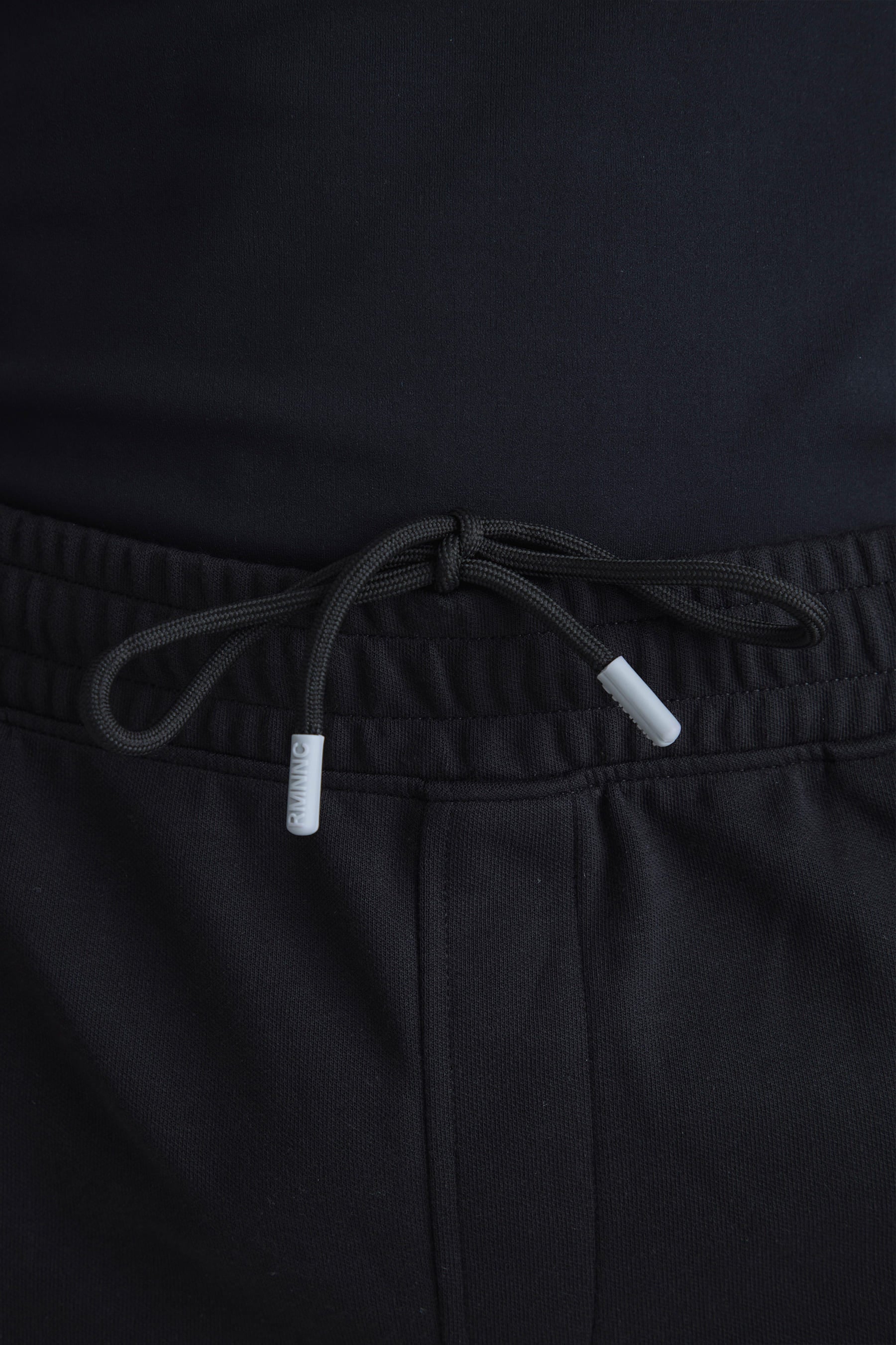 Short negro para hombre detalle pretina elastica con cordón interno 