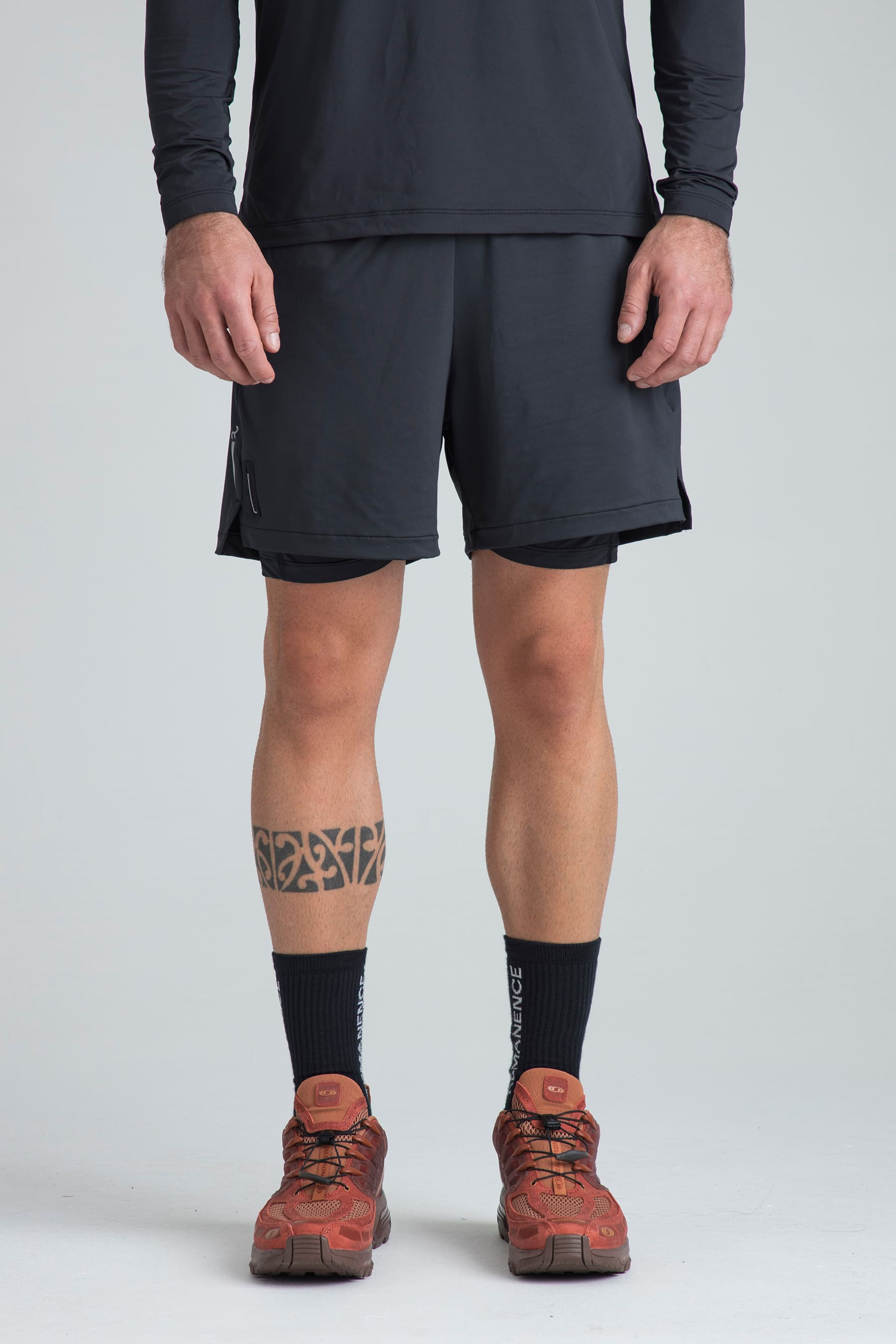 shorts deportivos negros para hombre con biker y bolsillos con cierre