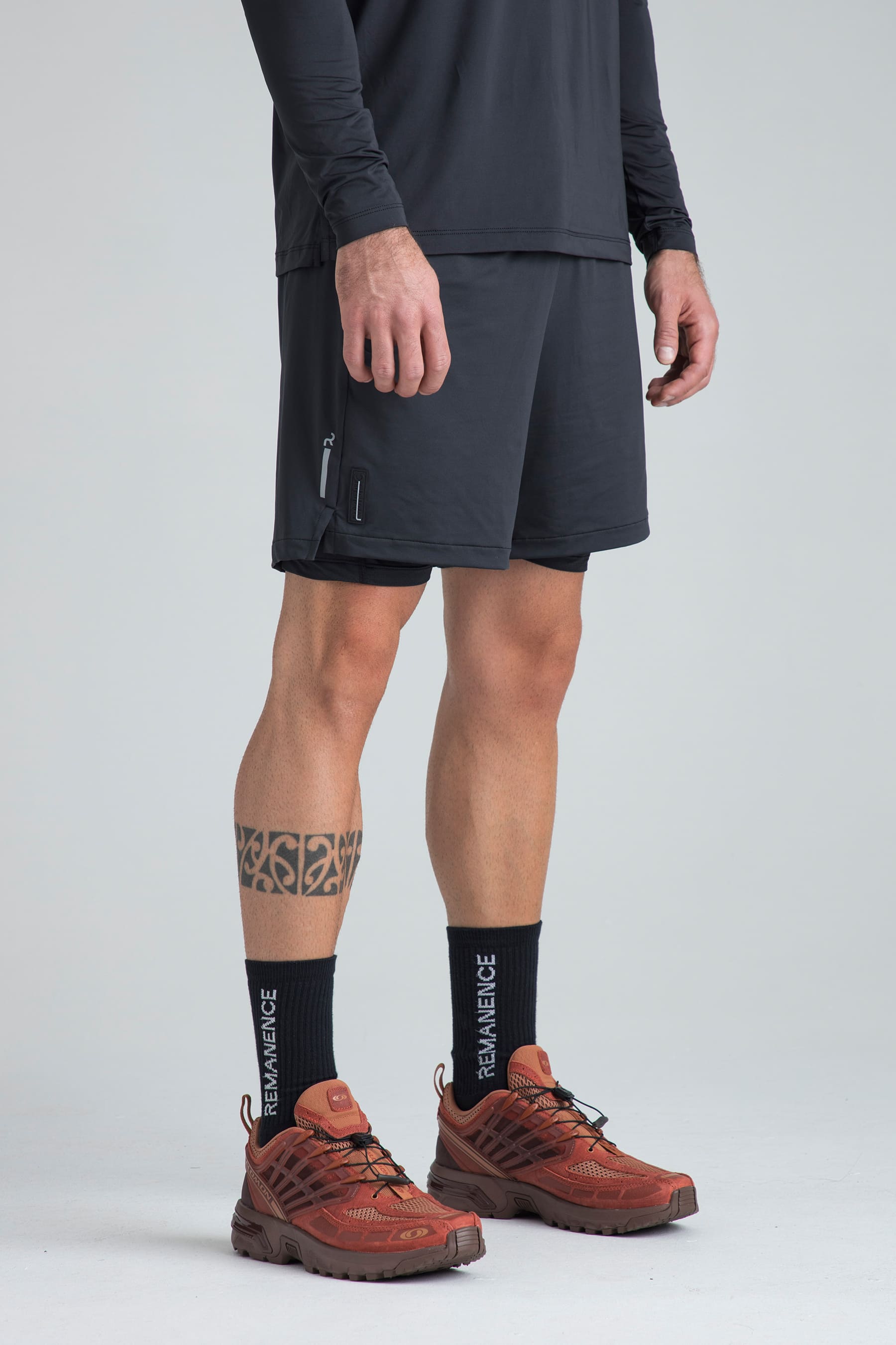 shorts deportivos negros para hombre con biker vista lateral