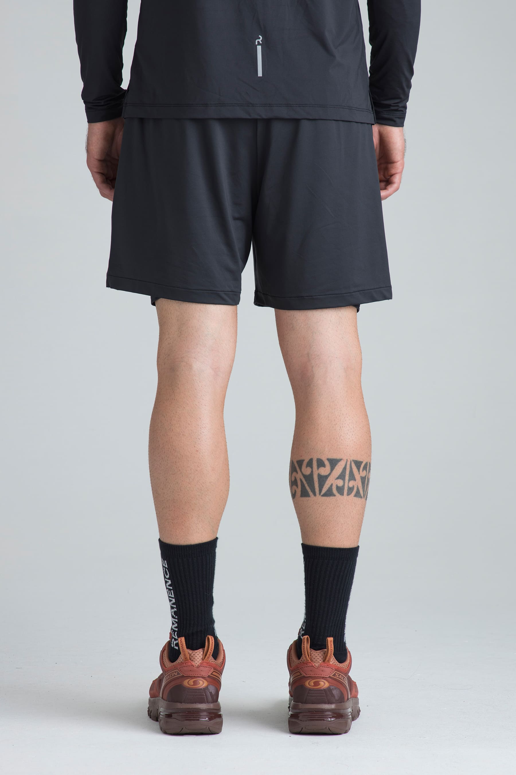 modelo con shorts negro deportivos con biker y bolsillos