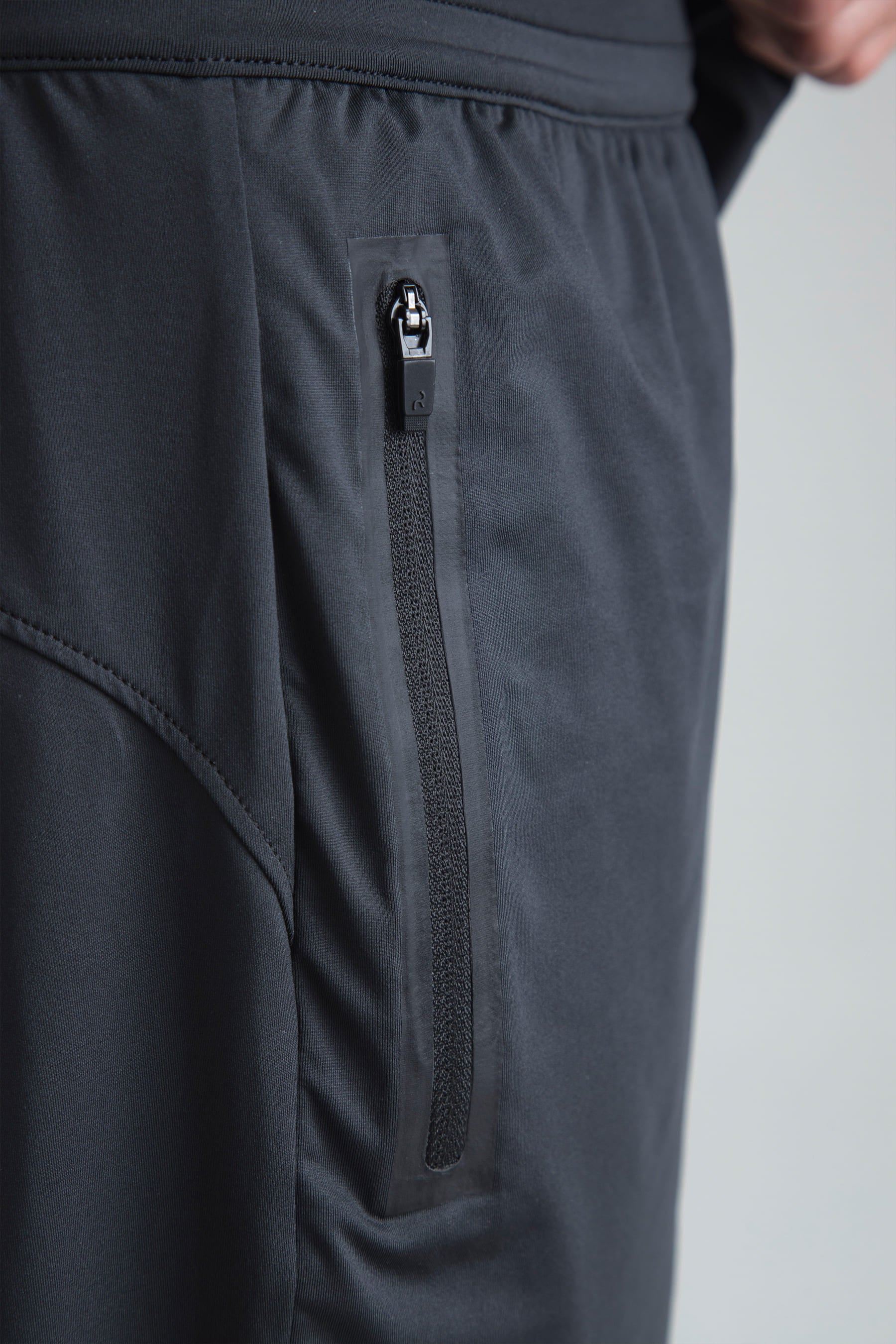 shorts deportivos negros con bolsillos exteriores con cremallera