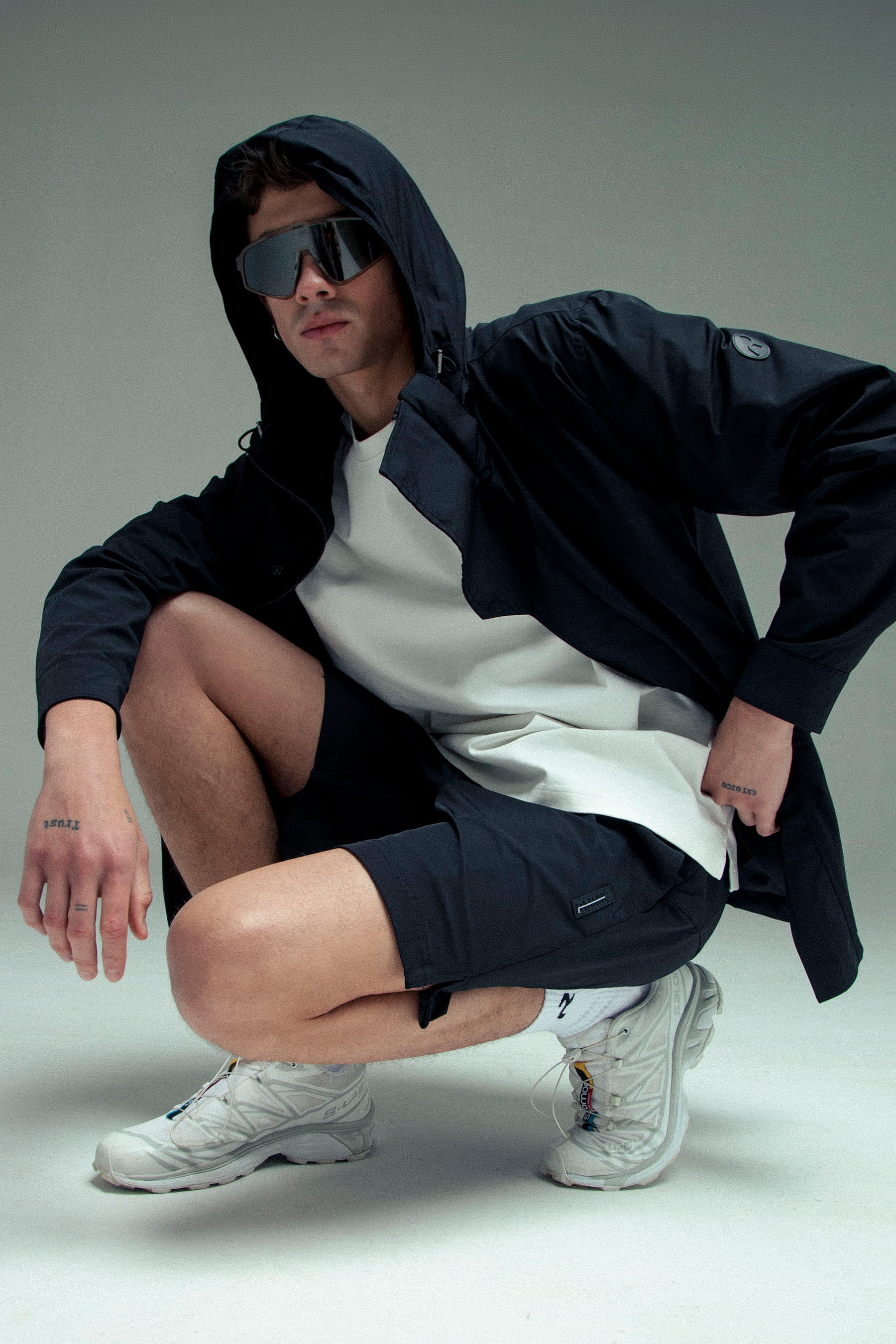 modelo con shorts deportivos negros y camiseta blanca remanence