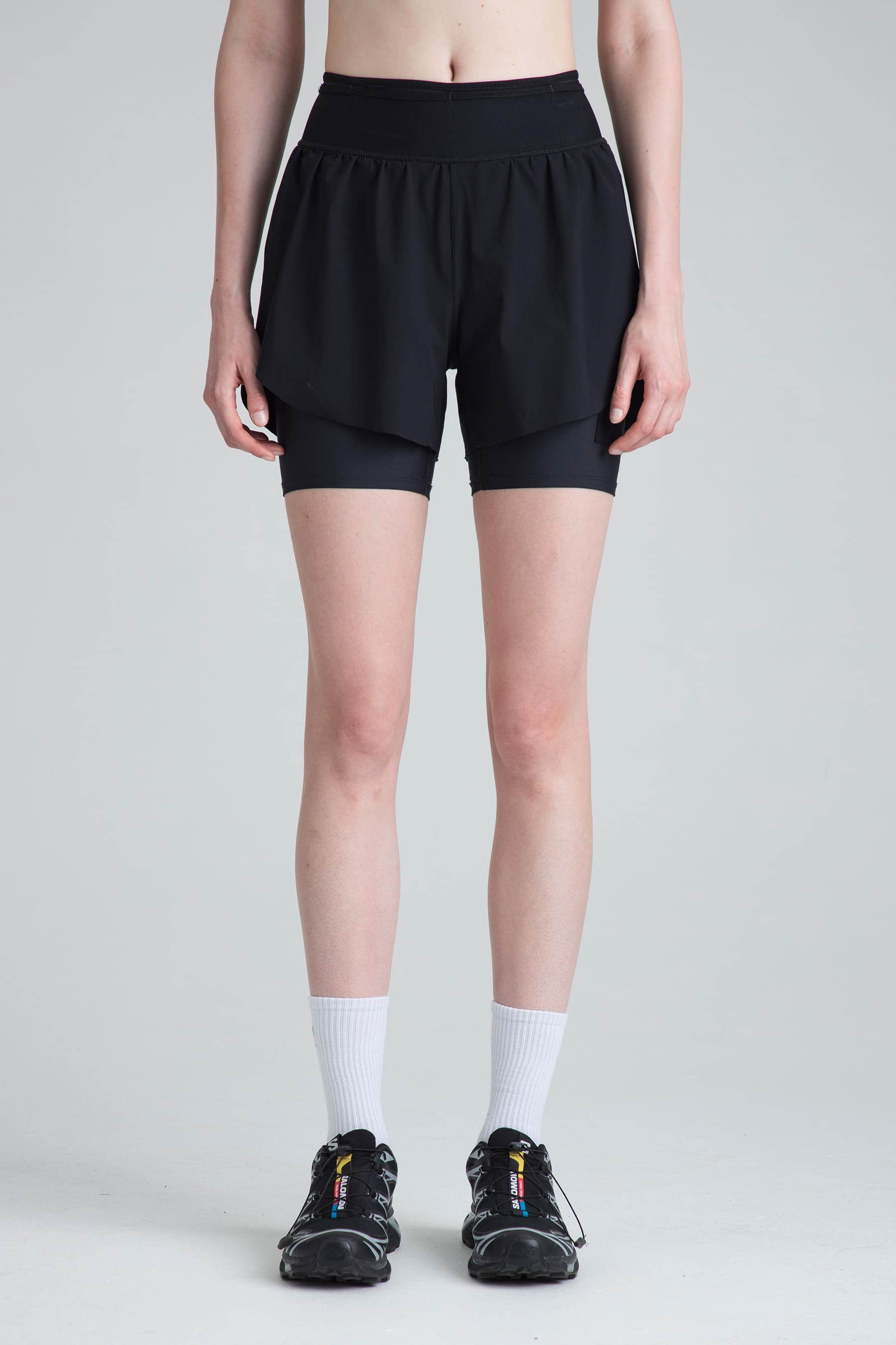 Short deportivo negro para mujer Span vista frontal en modelo