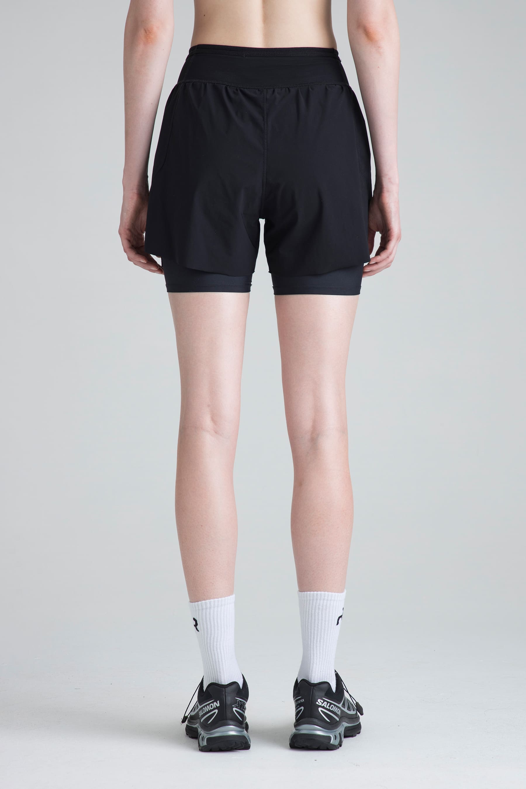 Short deportivo negro para mujer Span vista posterior en modelo