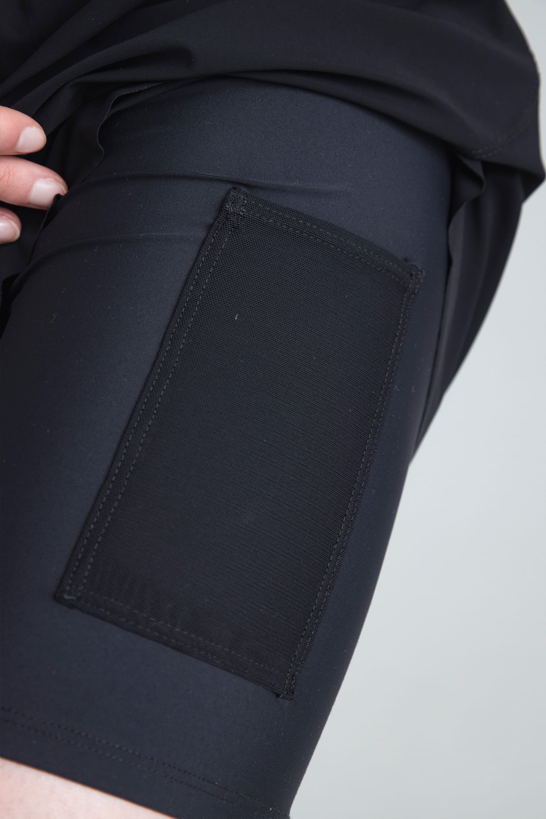 Detalle de bolsillo en biker en short deportivo negro para mujer