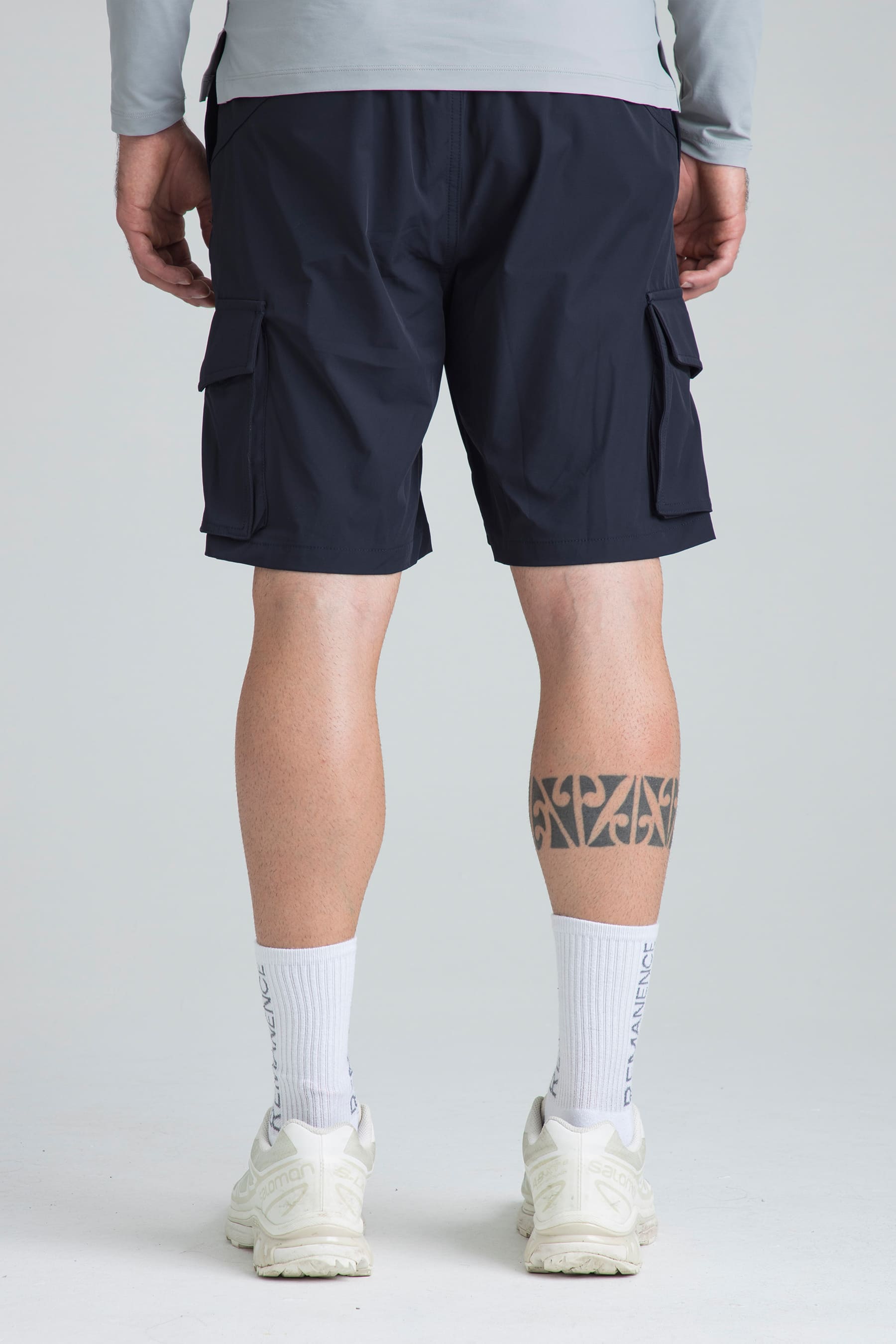 Short azul para hombre Torch vista posterior en modelo