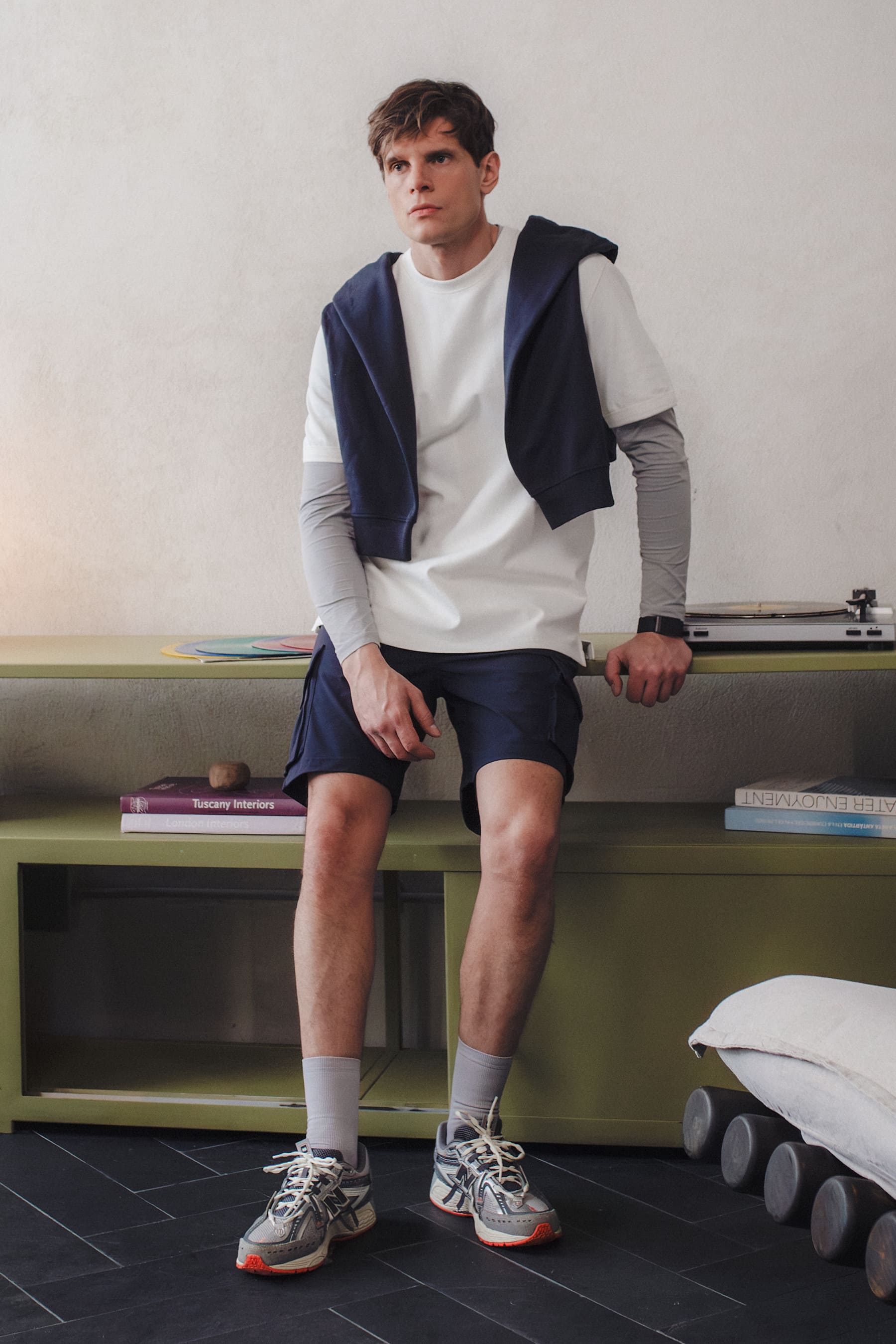 Short azul para hombre Torch en modelo lifestyle