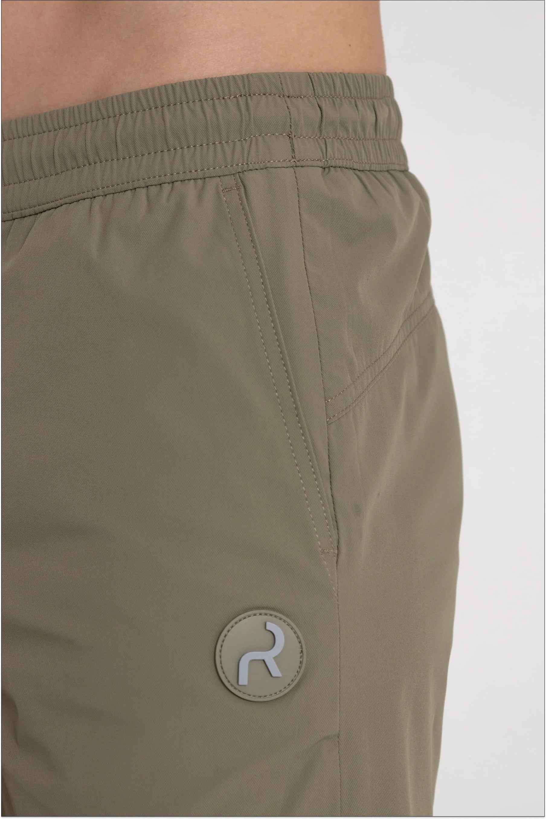 Short verde oliva para hombre semi fitted Focus Remanence 