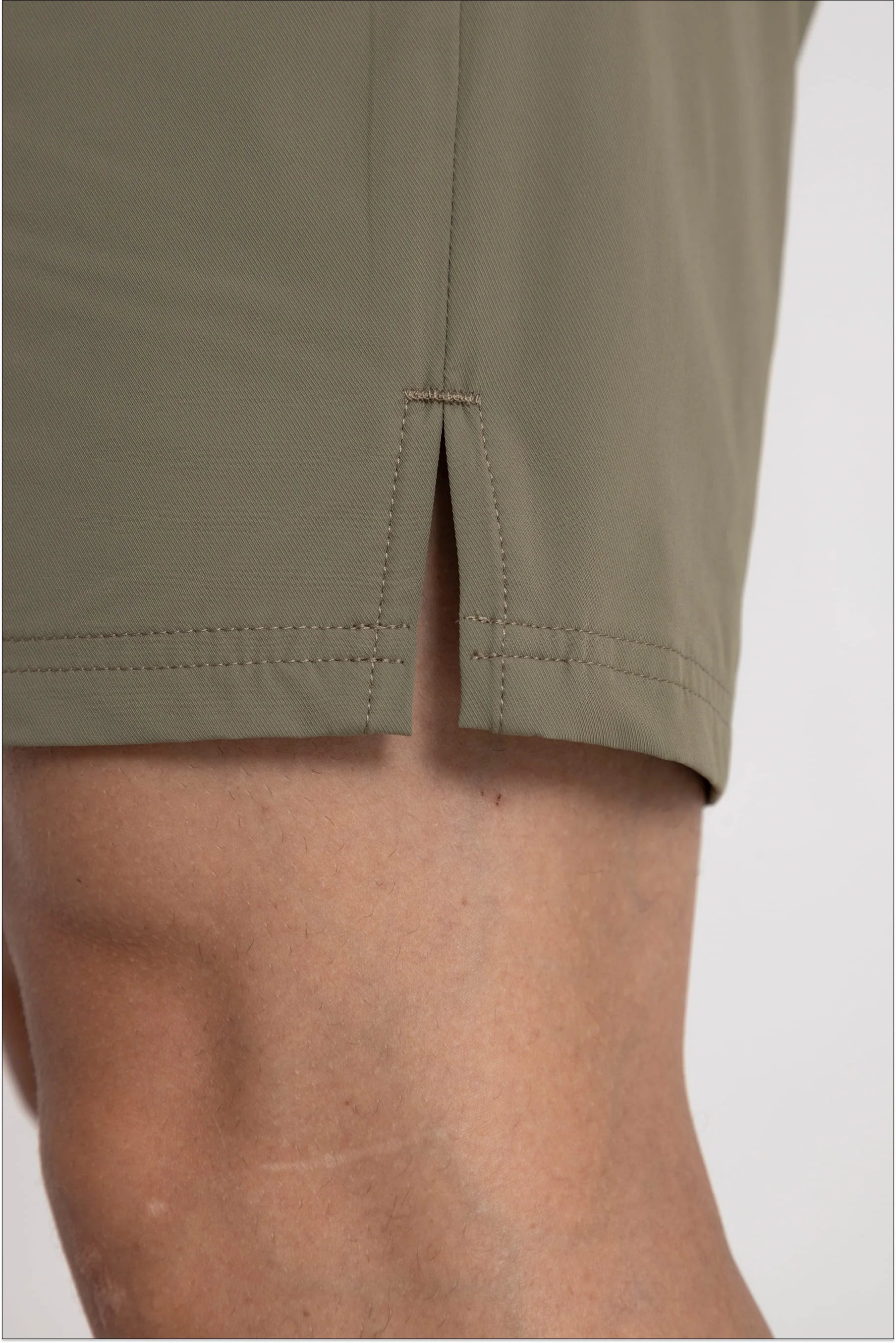 Short verde oliva para hombre semi fitted Focus Remanence 