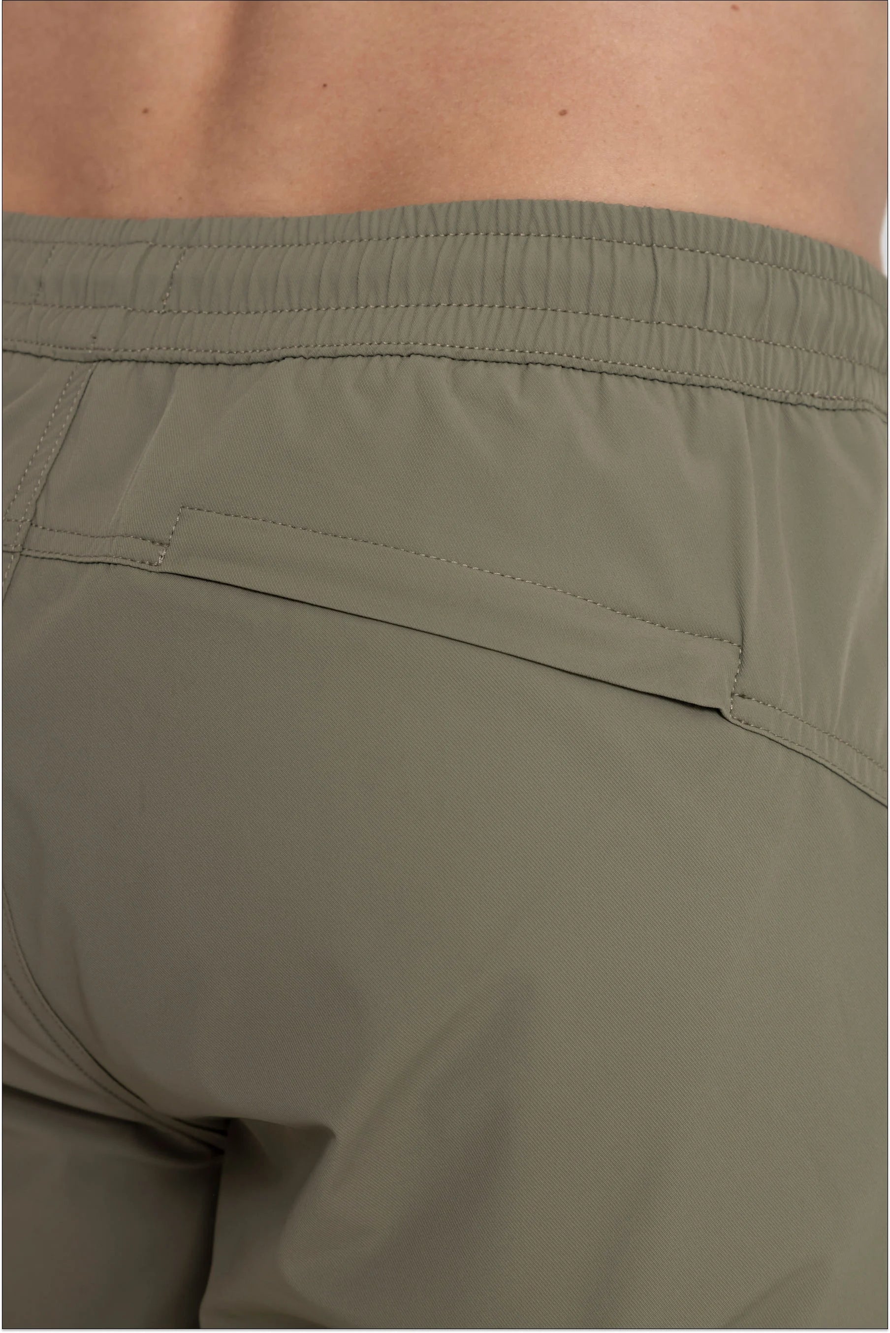 Short verde oliva para hombre semi fitted Focus Remanence 